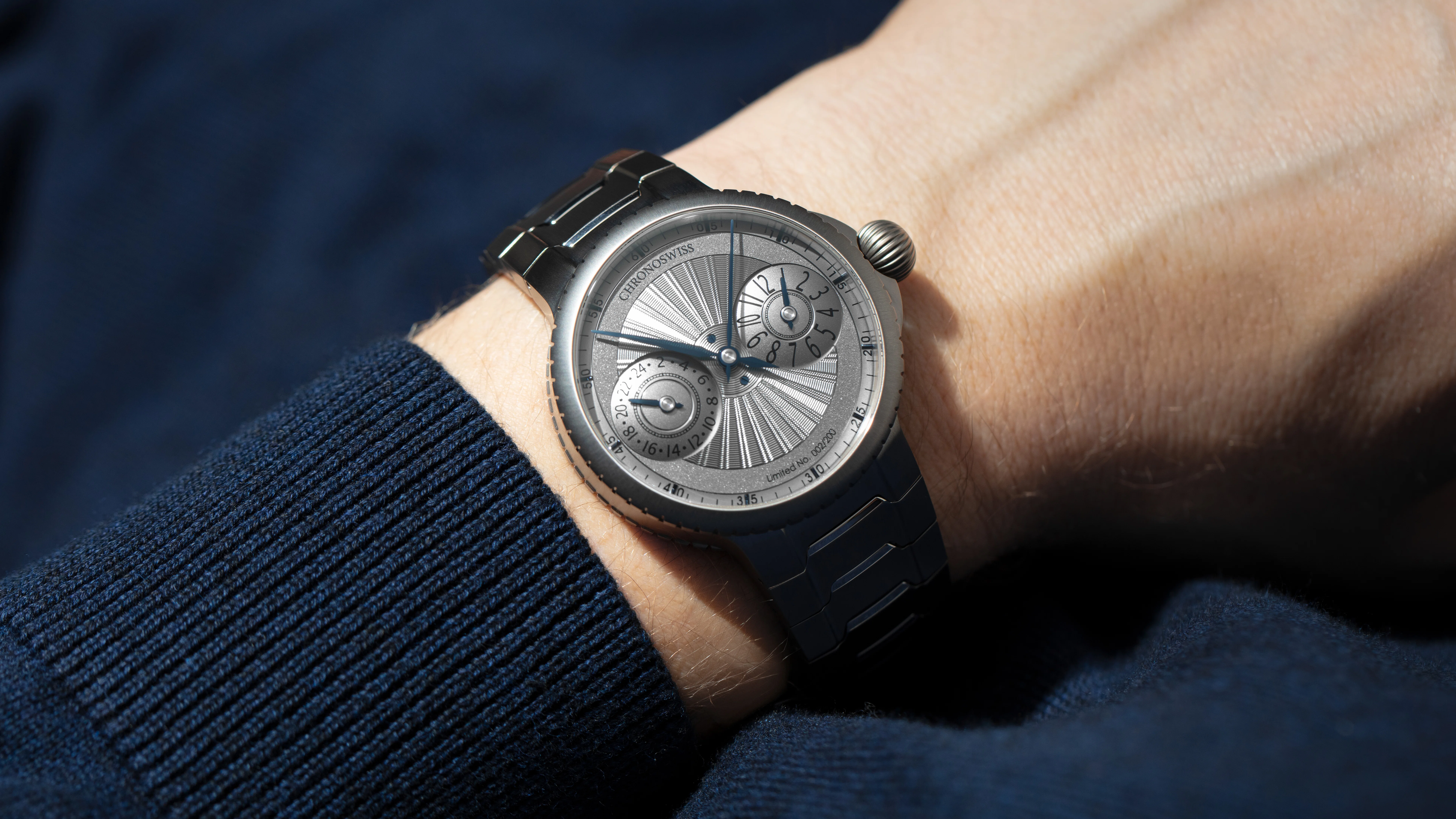 希少/スモセコ ギョーシェ彫り文字盤 UNIVERS WATCH スイス製 手巻 手彫りギョーシェとGMT機能が描く伝統と革新──二つの時間を優雅に