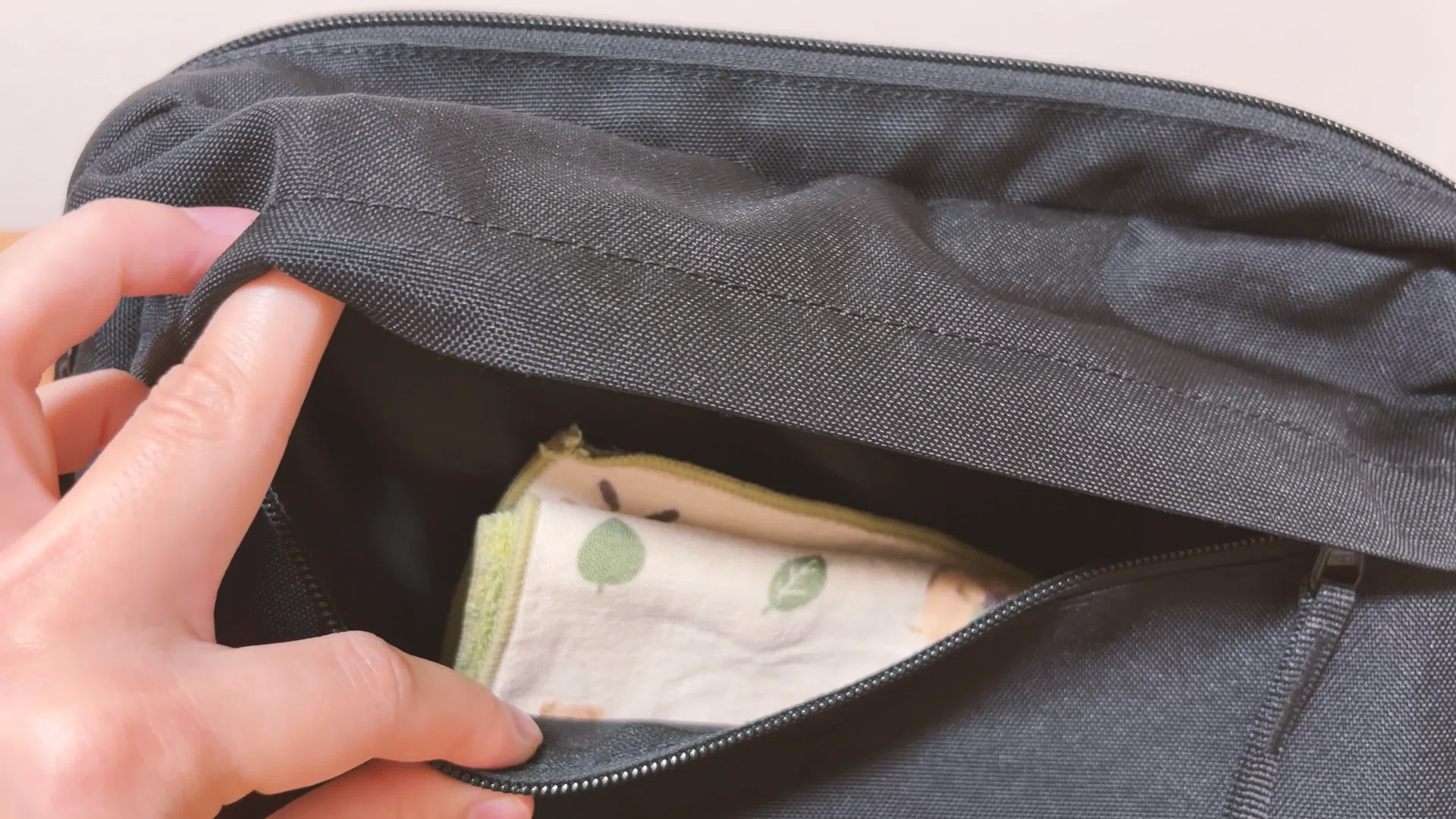 28세, 가볍게 외출하고 싶은 나의 가방 속 내용물｜みく⌇少ない暮らし