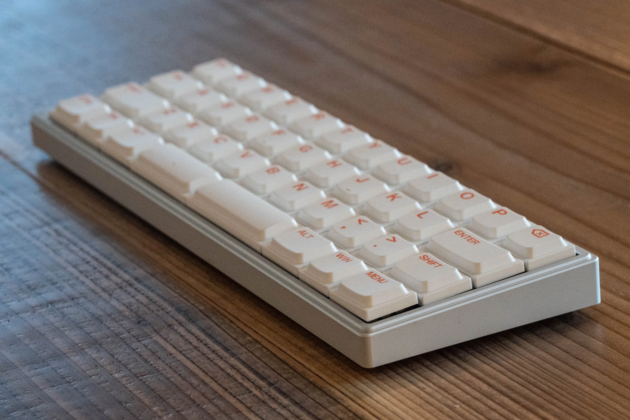 見た目も使い勝手も至高の40％ミニマルキーボード「Chosfox Init40