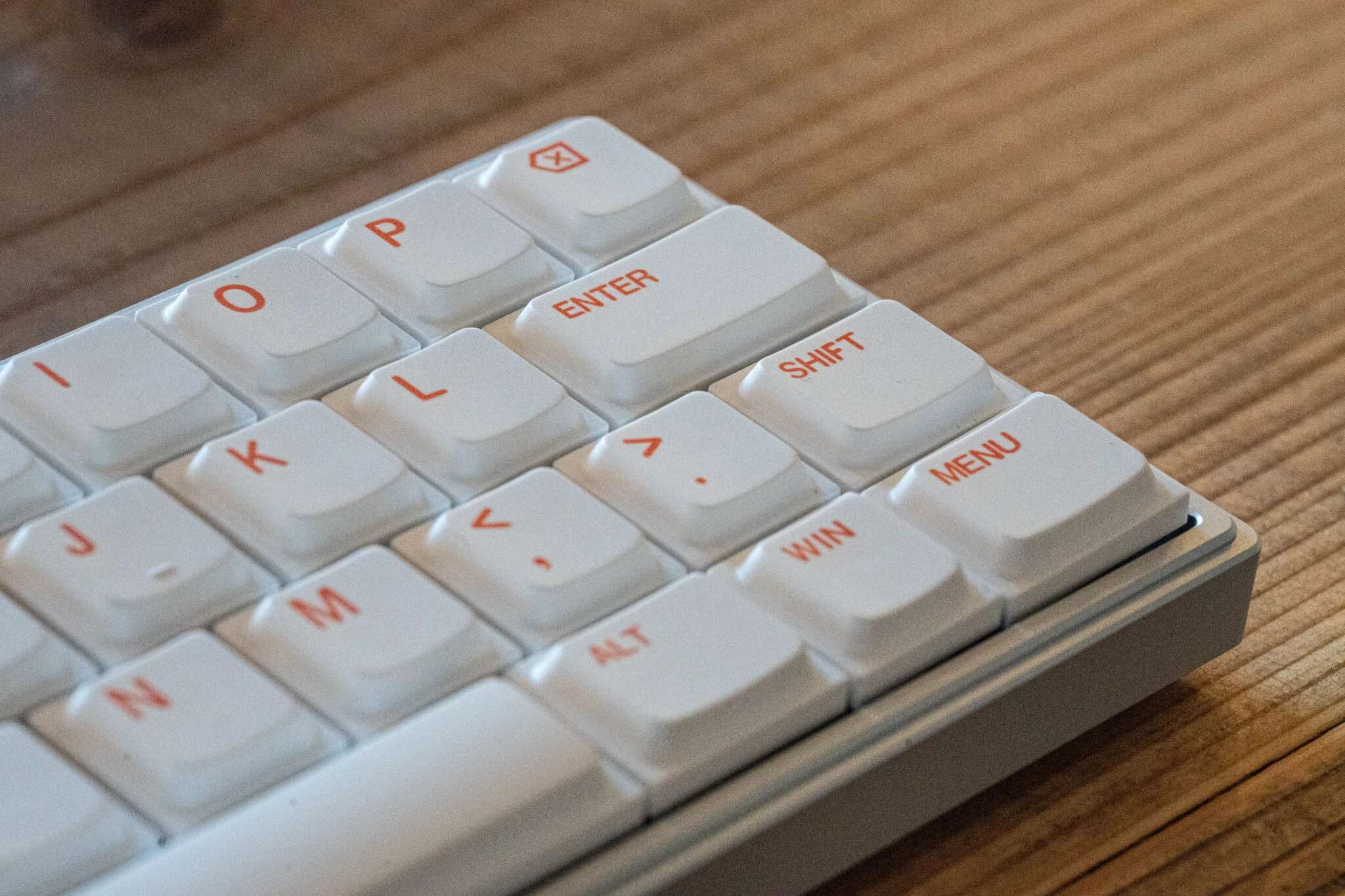 見た目も使い勝手も至高の40％ミニマルキーボード「Chosfox Init40