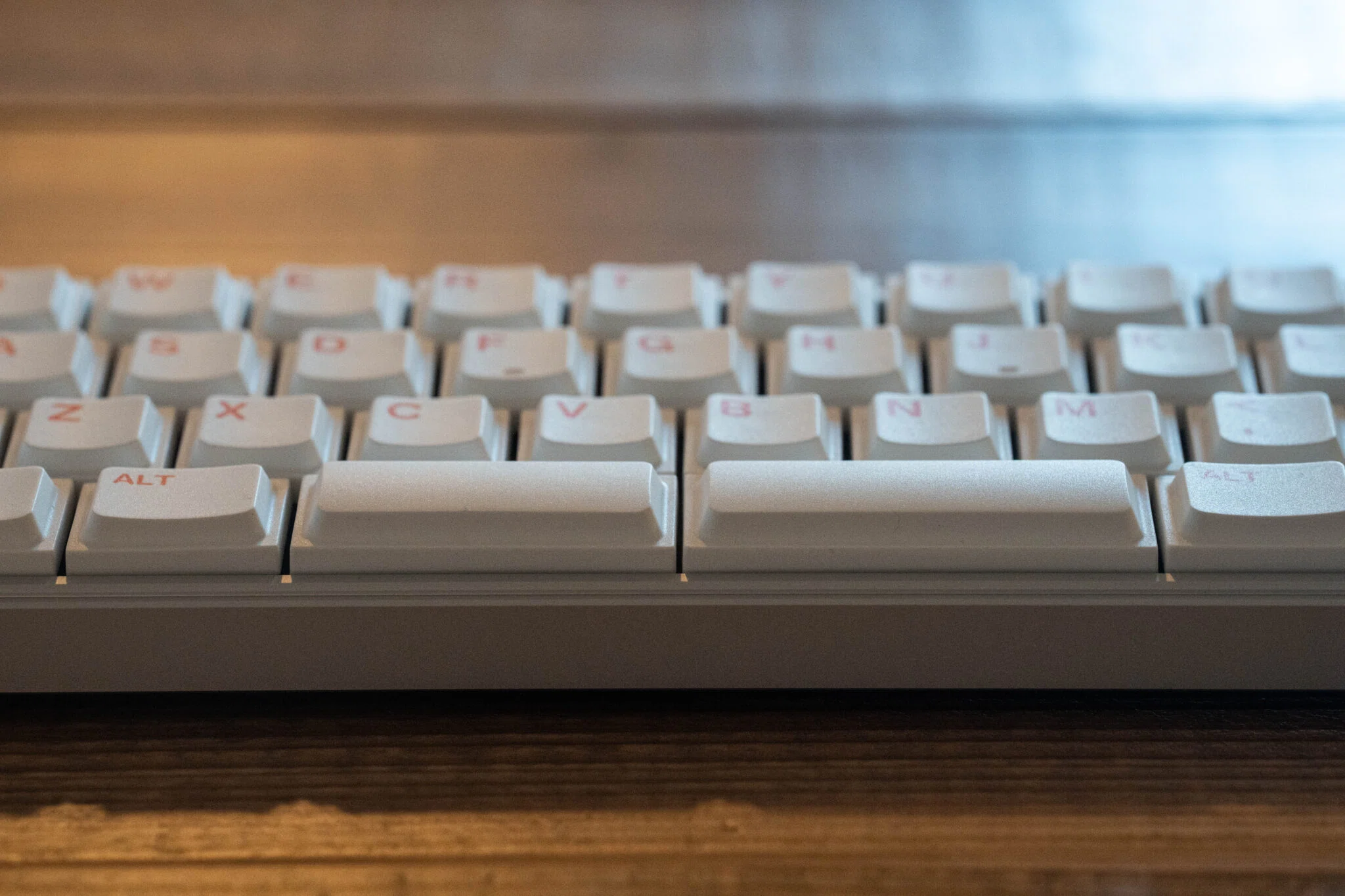見た目も使い勝手も至高の40％ミニマルキーボード「Chosfox Init40