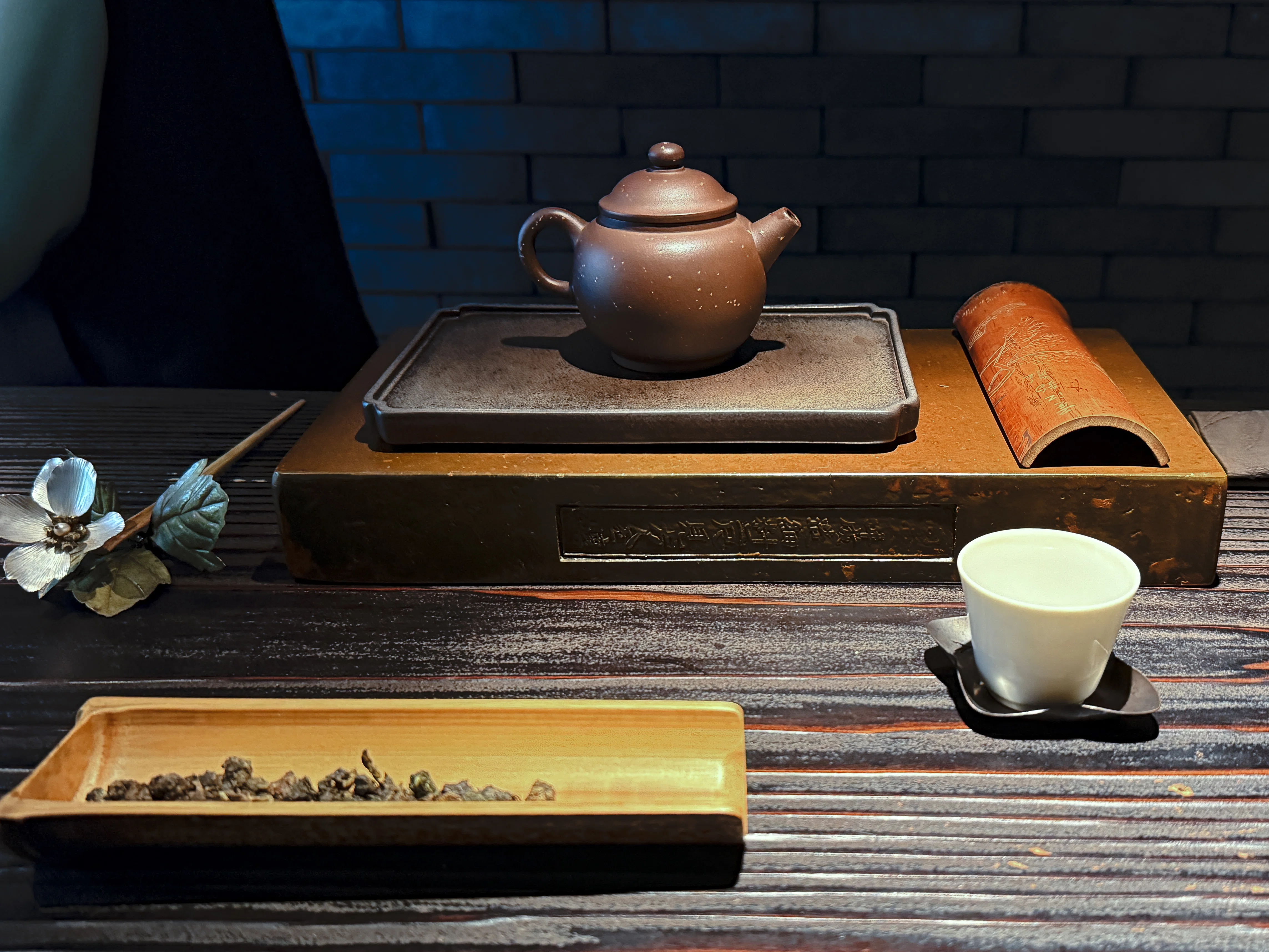 89【美茶探訪】BARのようなカウンターで、お茶と向き合う時間｜萃釅