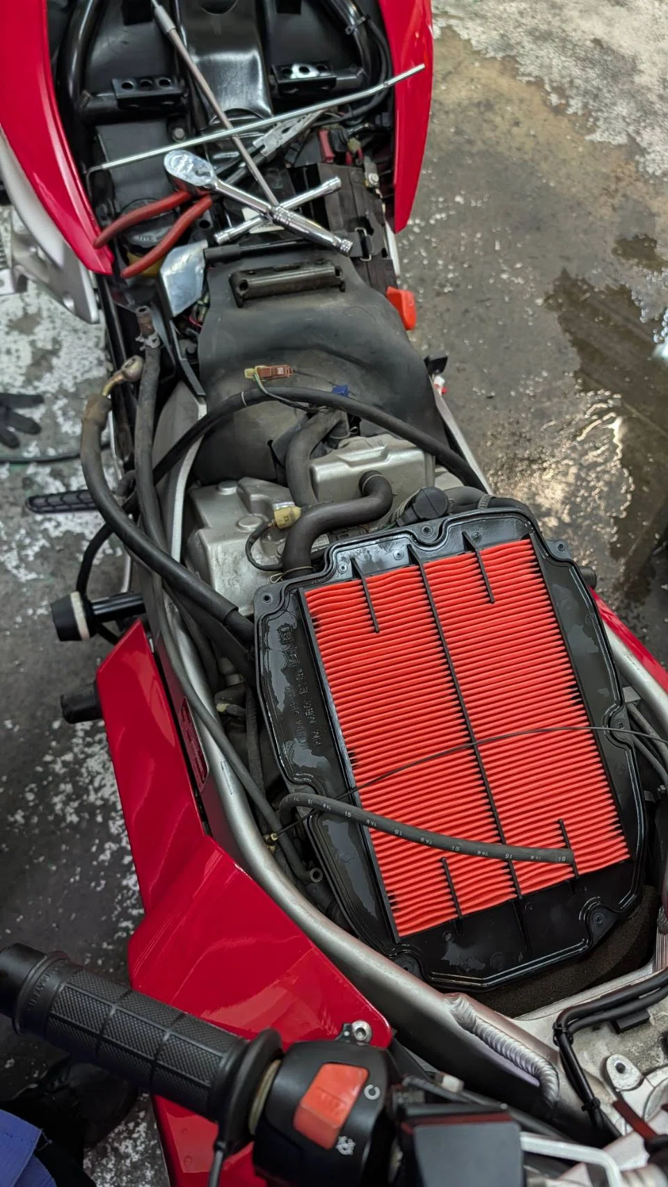Delivery maintenance for the VFR800. Careful refreshment work facing ...