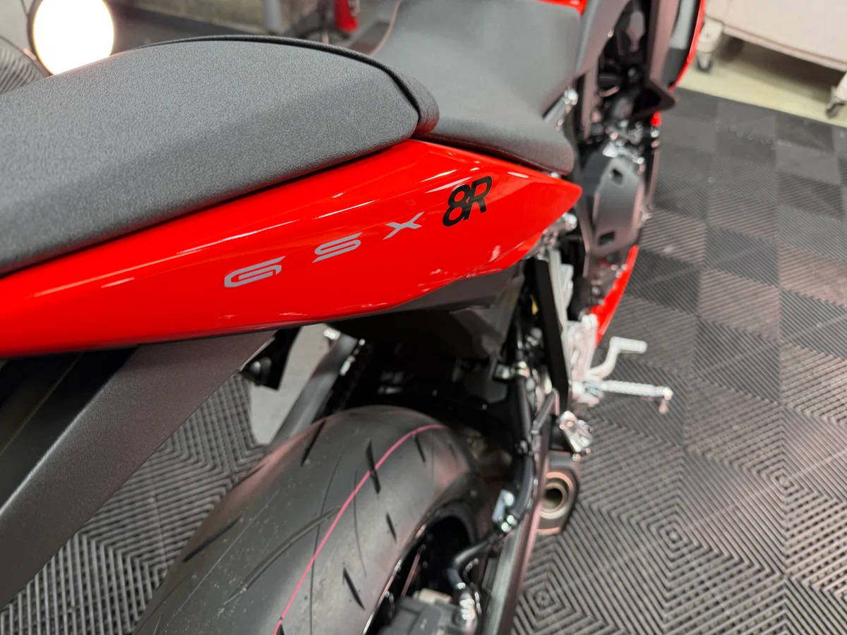 [SUZUKI GSX-8R]신차를 더욱 아름답게. 스즈키의 차세대 스포츠 모델을 신차 이상의 광택으로 완성하는 경연마와 유리막 ...