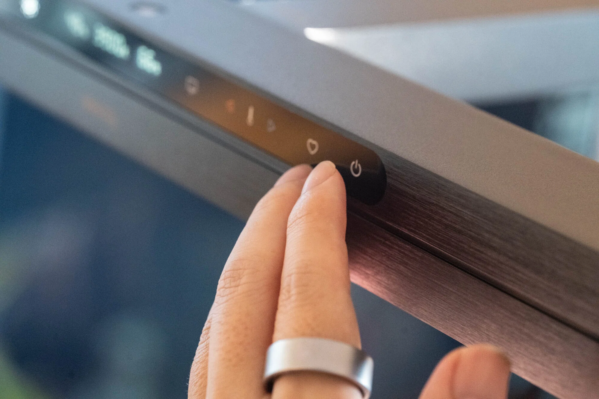 Testing the Buzzworthy “Dual-Monitor Specialized” Monitor Light | BenQ ...