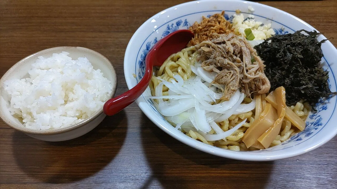 油そば まぜ助」を再訪！内容不明な「まんぷくセット」を実食レビュー