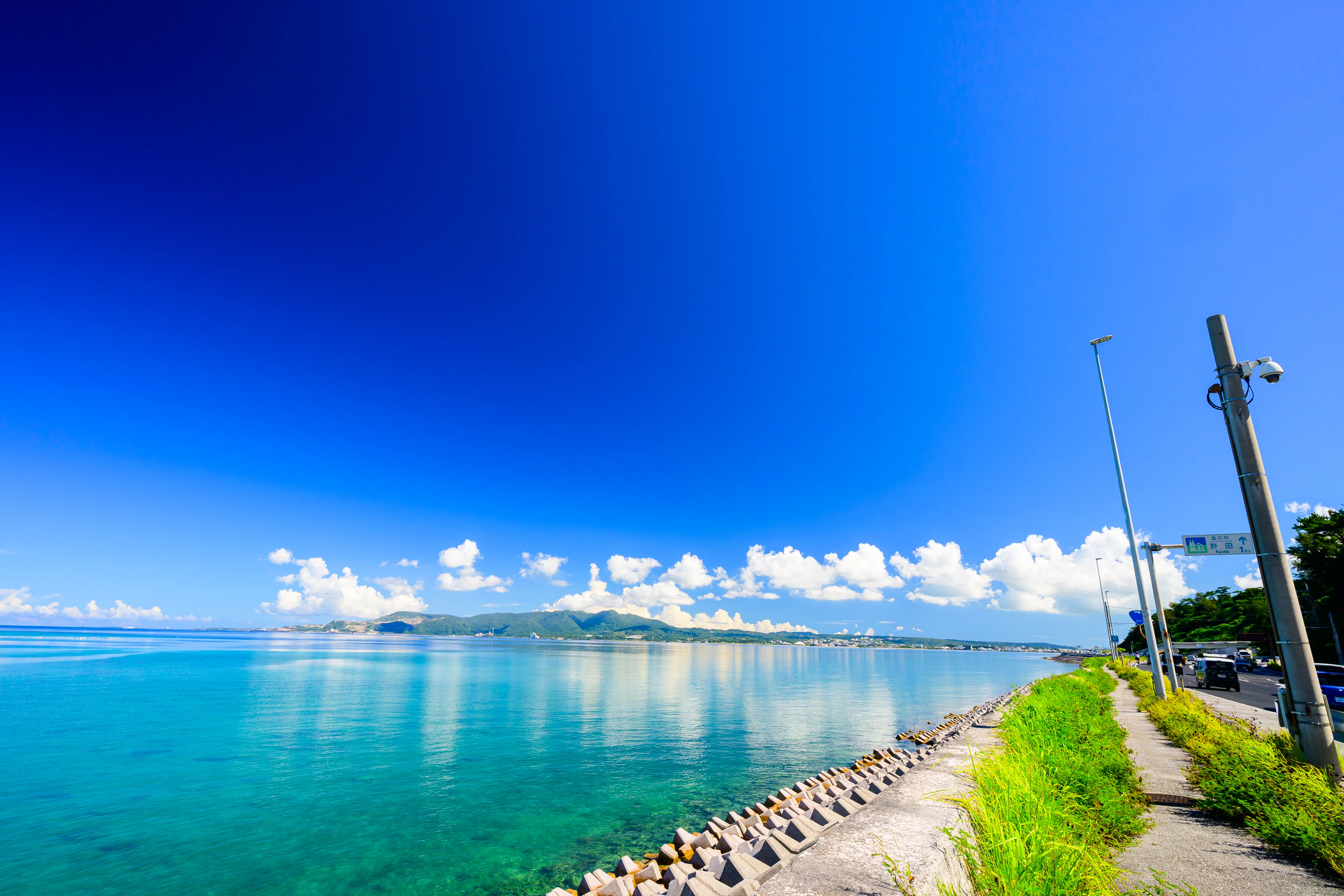 風景写真】 沖縄・名護湾の海と数久田のバス停の絶景｜Heira.K