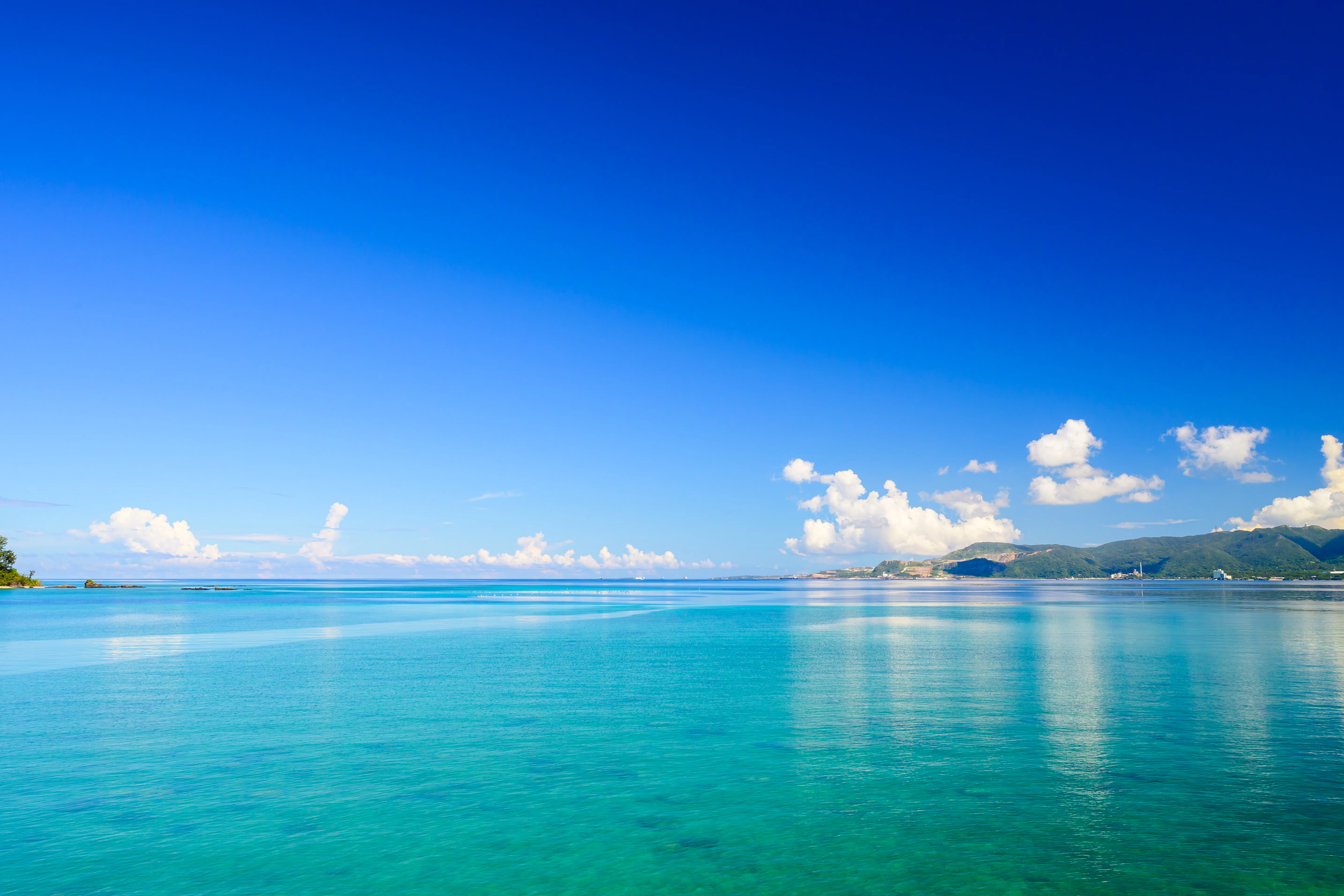 風景写真】 沖縄・名護湾の海と数久田のバス停の絶景｜Heira.K