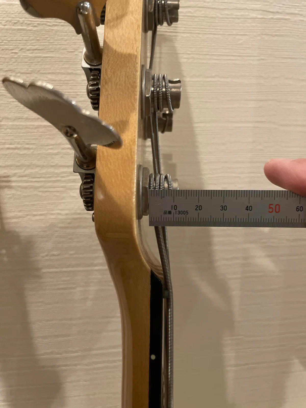 Points to keep in mind when stringing bass guitars and parts such as ...