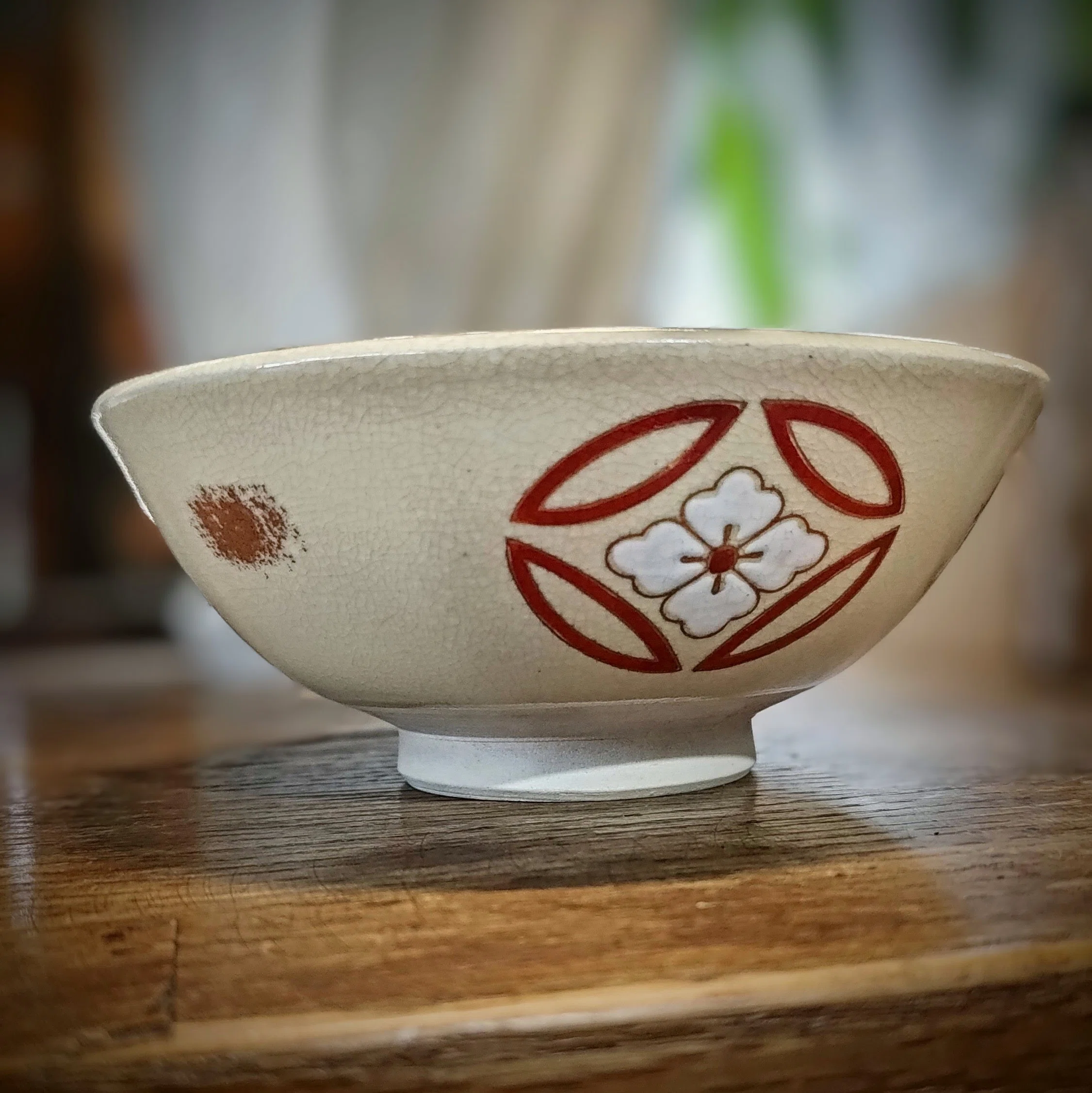 究極の美◼️蔵からめちゃくちゃオーラの出てる謎の紋様がある抹茶茶碗が出てきました。 1,000円の抹茶茶碗に謎の刻印—AIと挑んだ文字解読のお話｜ぱすてる