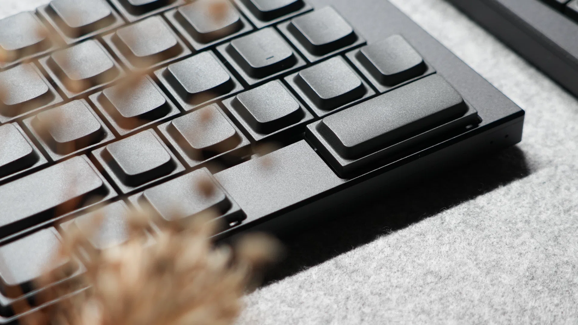 分割キーボードが怖くない！ElimKeys Elytraは「初日から使える」相棒