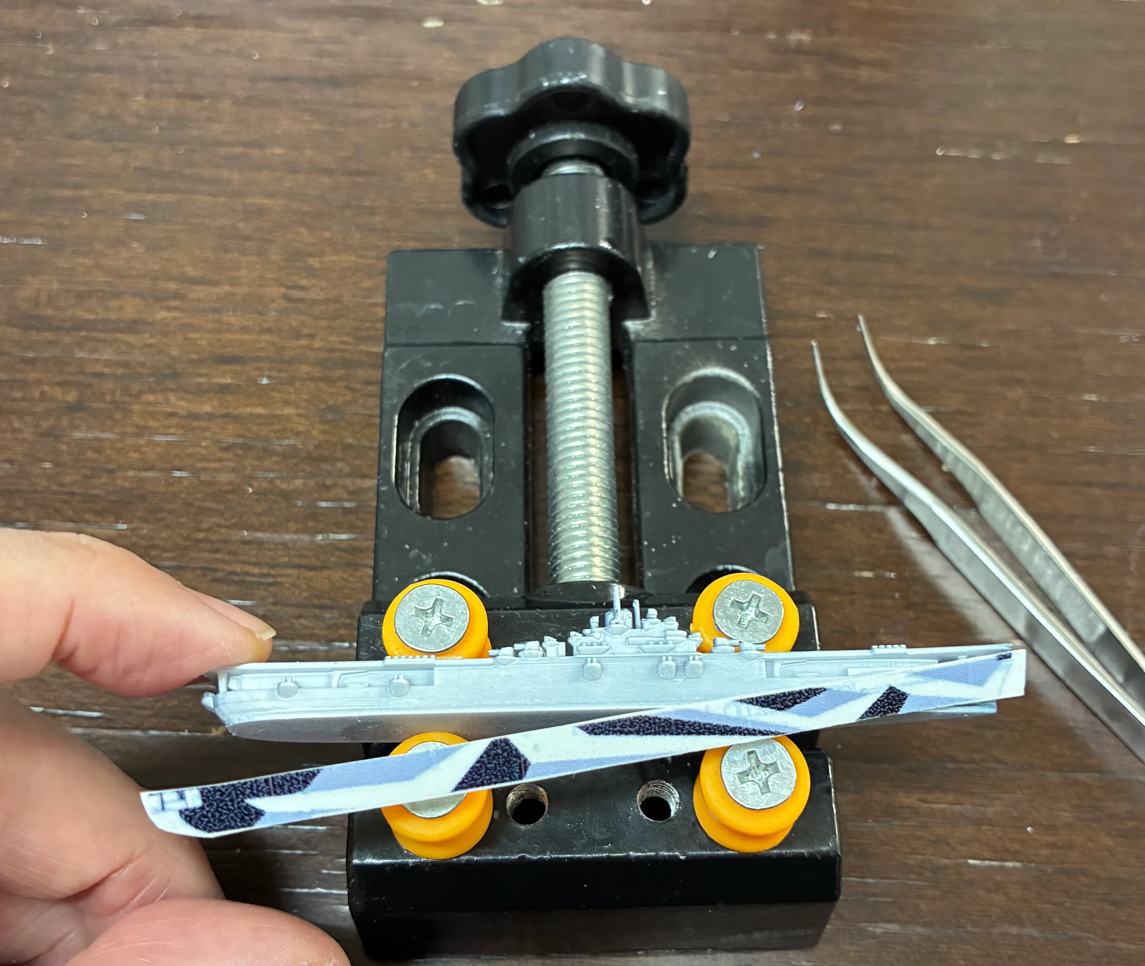 Applying decals and painting 1/3000 scale aircraft carriers.｜かば山製作所