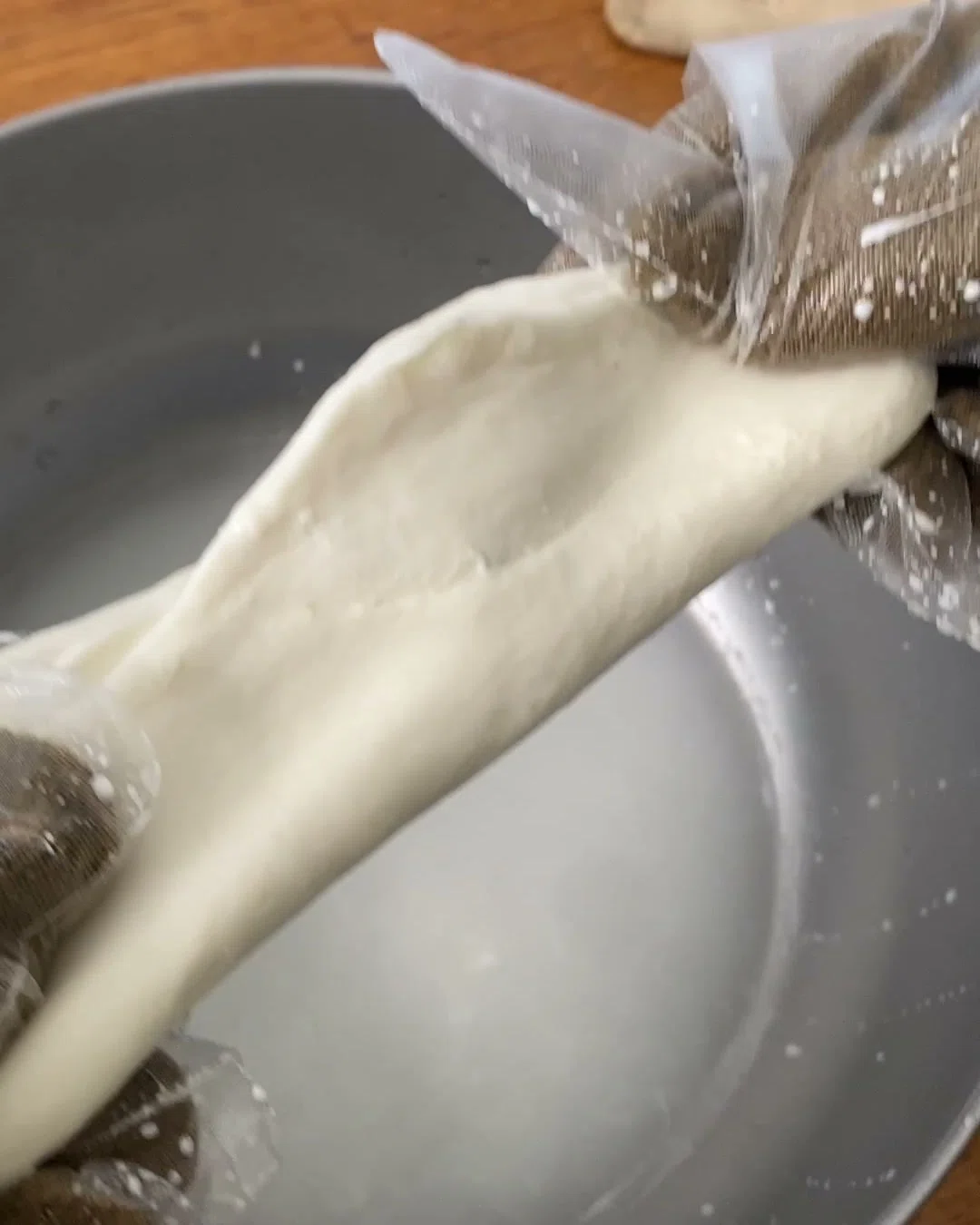 I tried making mozzarella at home with non-homogenized milk and vinegar ...