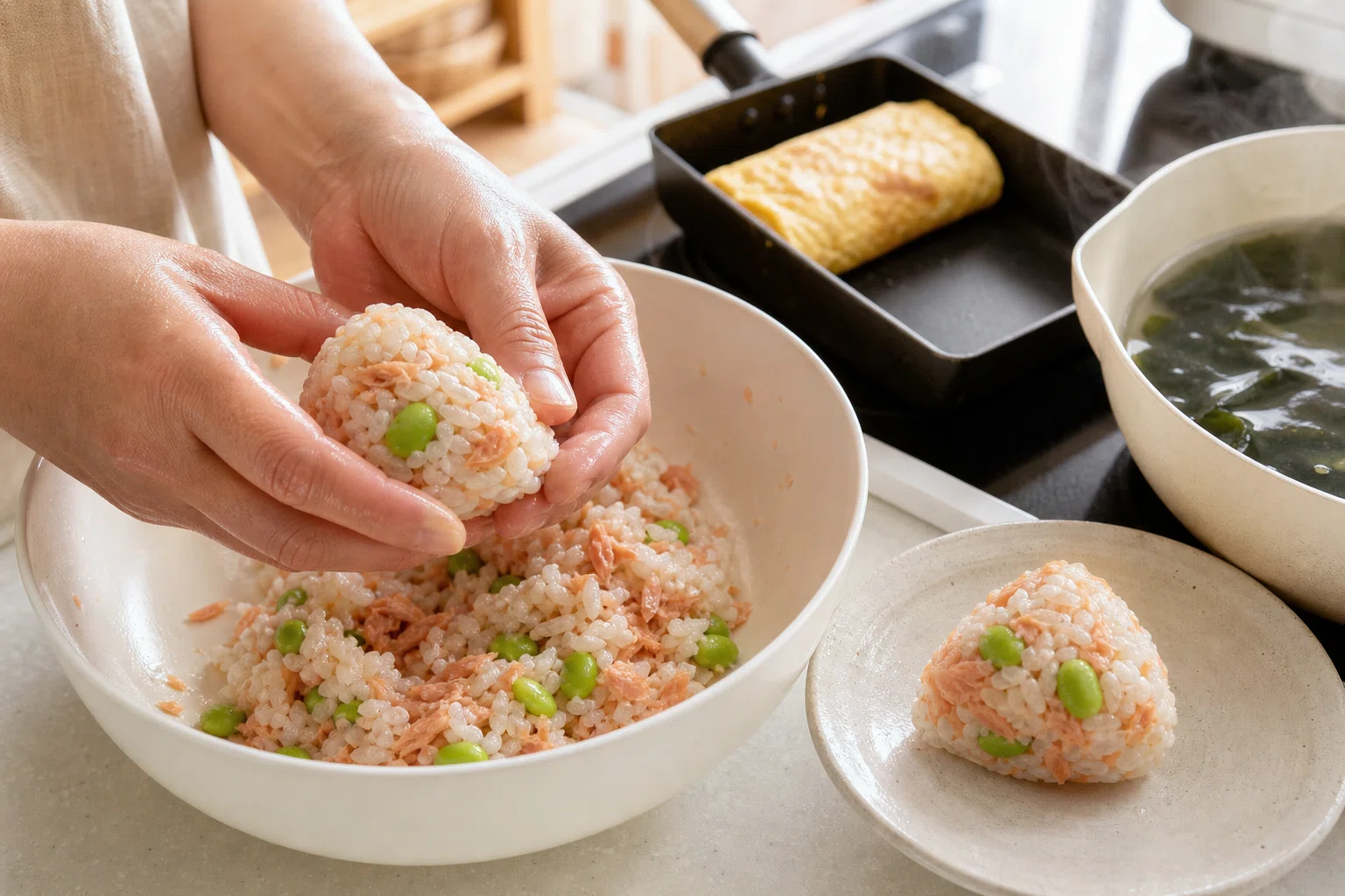 朝ごはん】鮭フレークと枝豆のおにぎり｜混ぜて握るだけの10分献立｜5