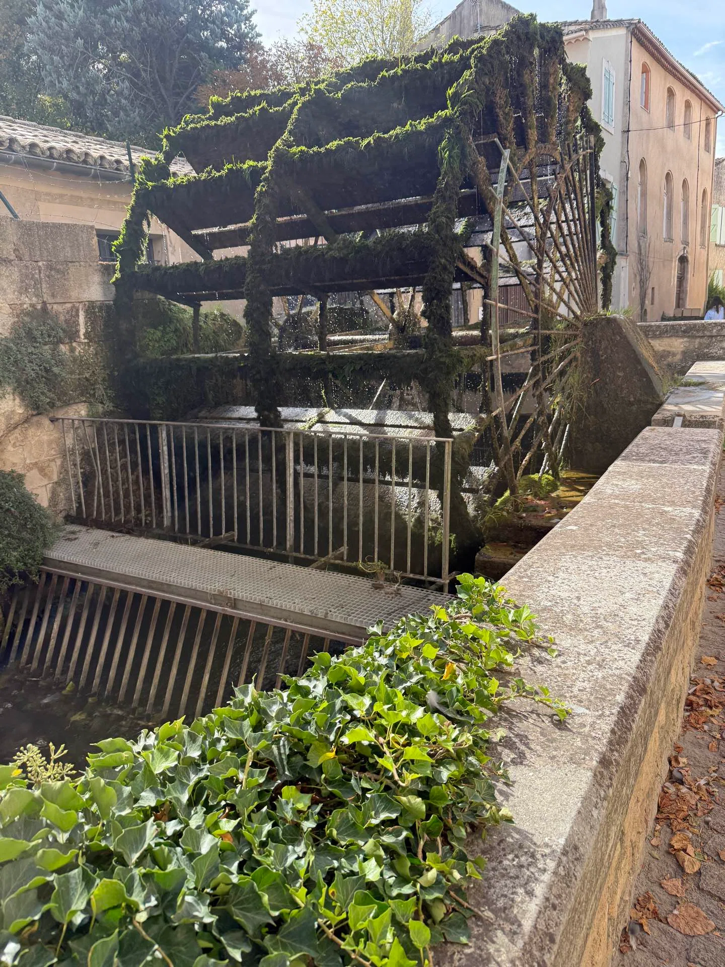 [L'Isle-sur-la-Sorgue] A town of waterwheels and antiques. A Sunday ...