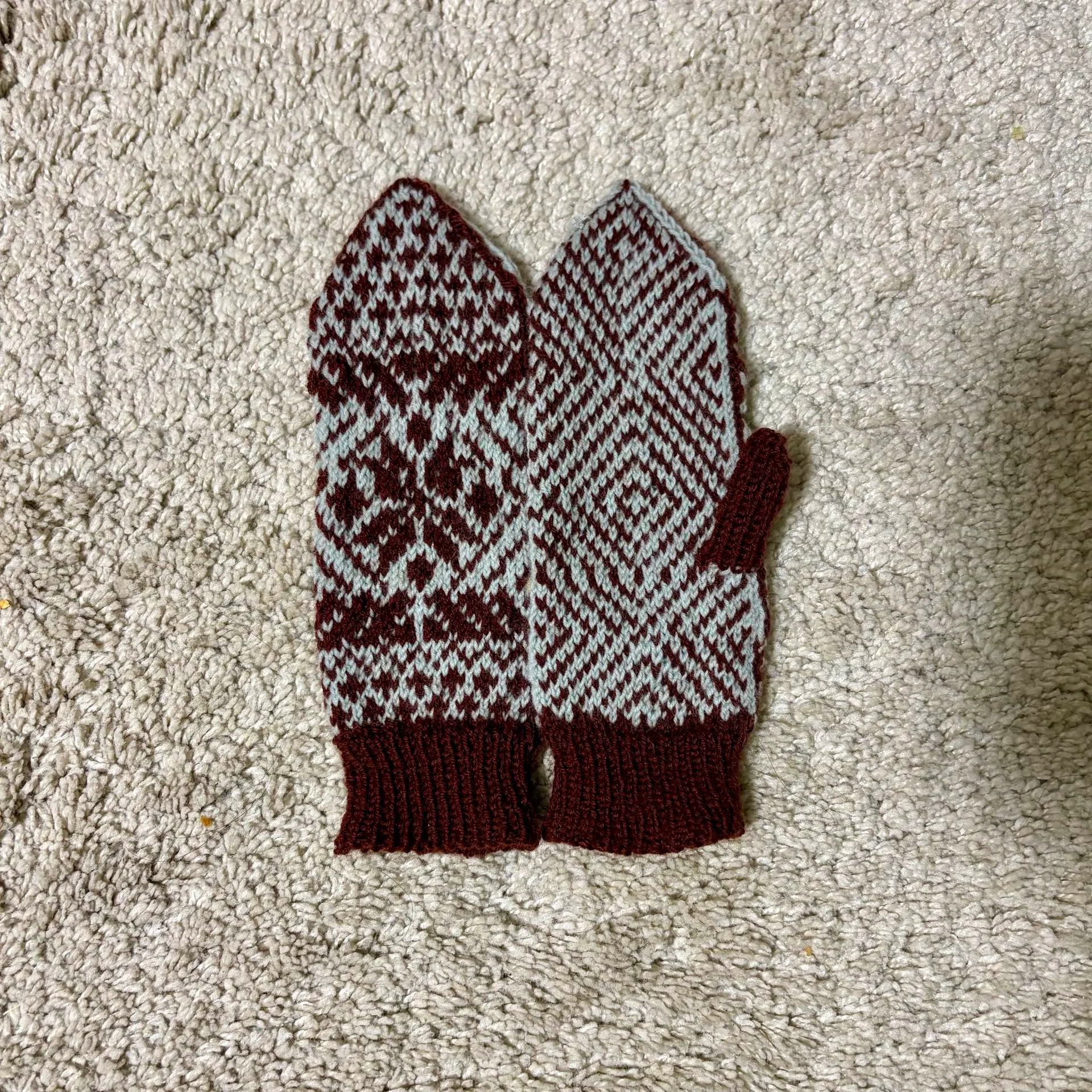 Knitted stranded mittens are complete｜ぐるみん
