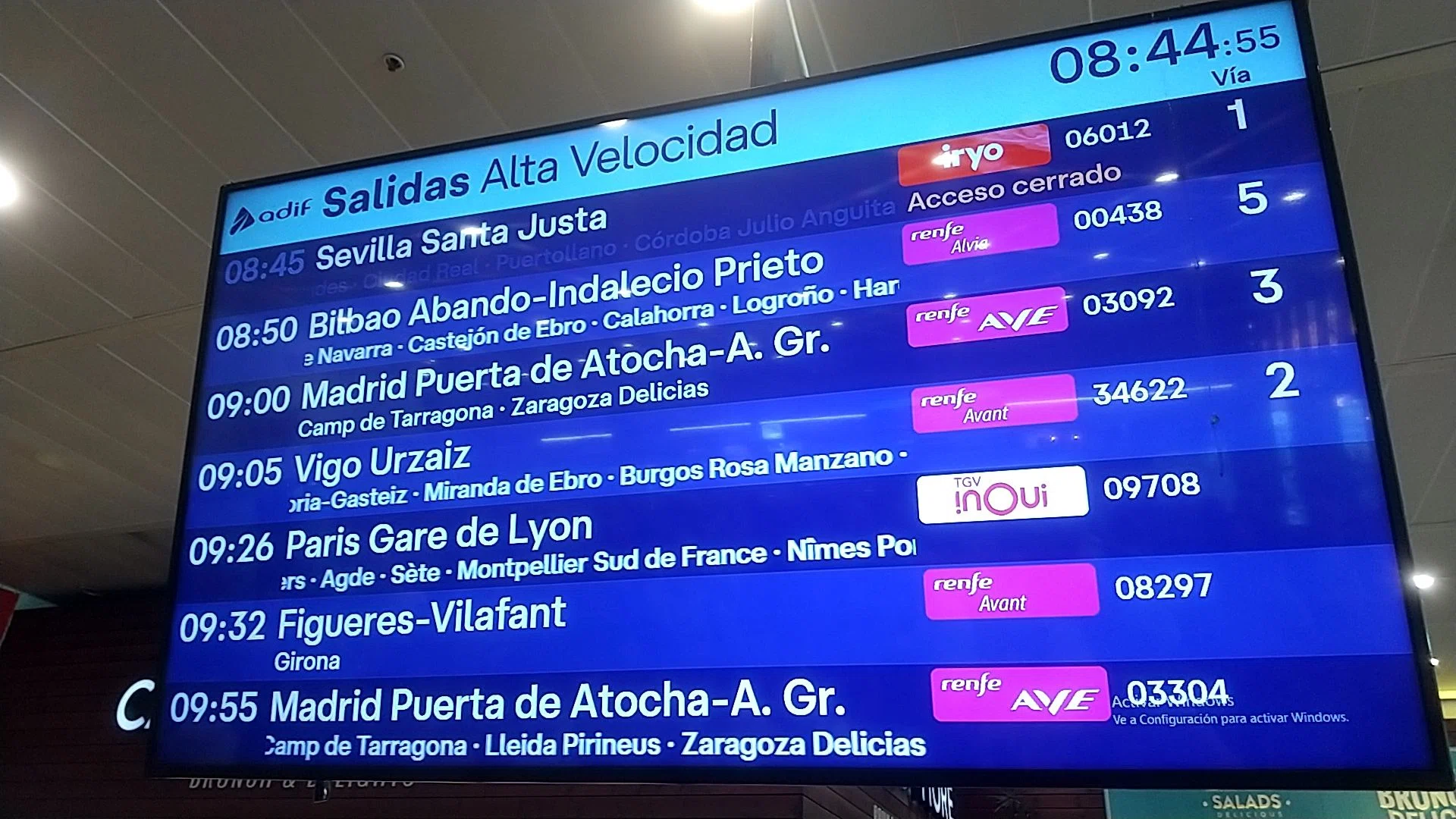I tried riding the high-speed train in Spain! Differences from Japan's ...