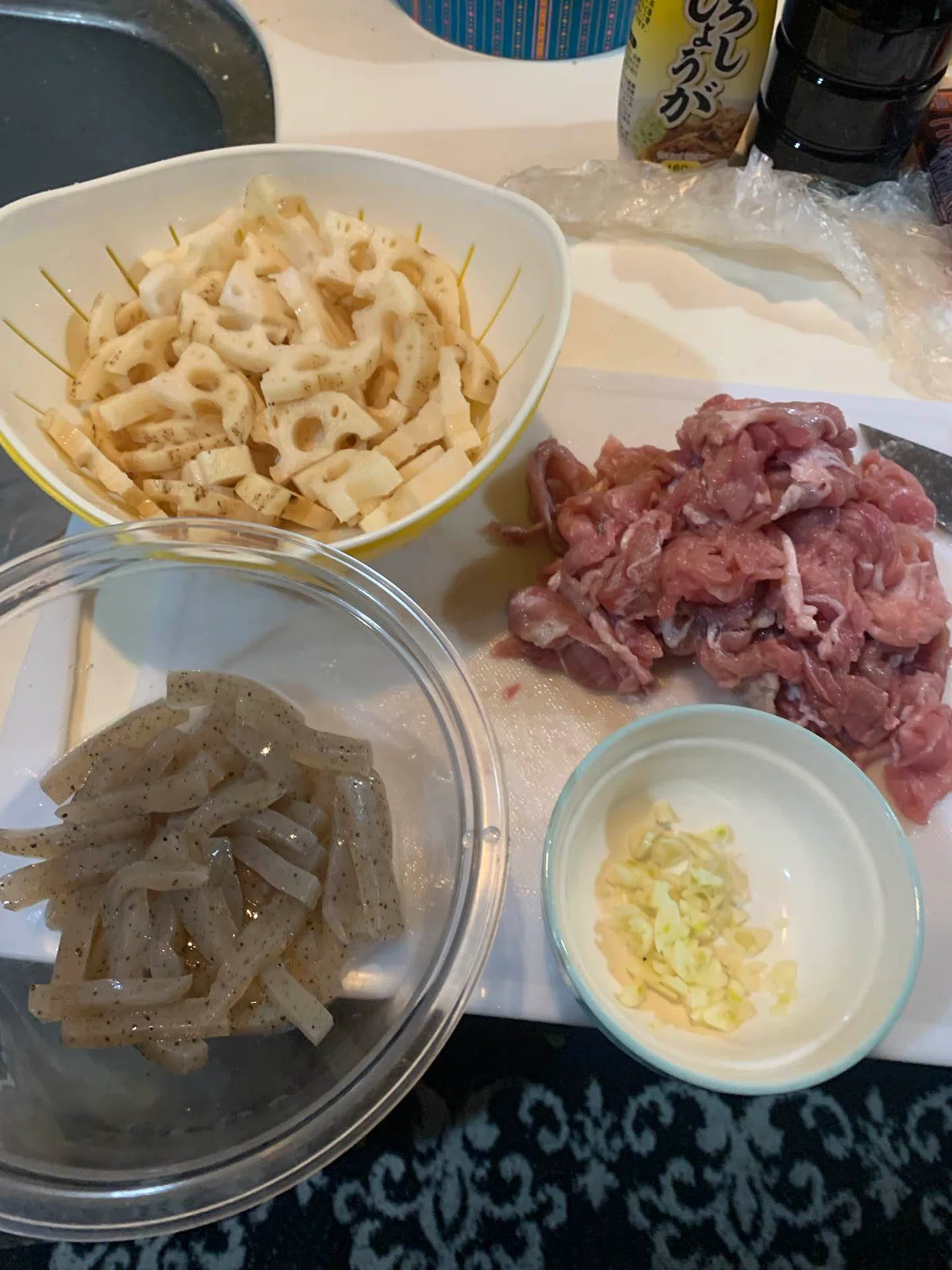 I tried making lotus root stir-fried with gochujang in a low-salt style ...