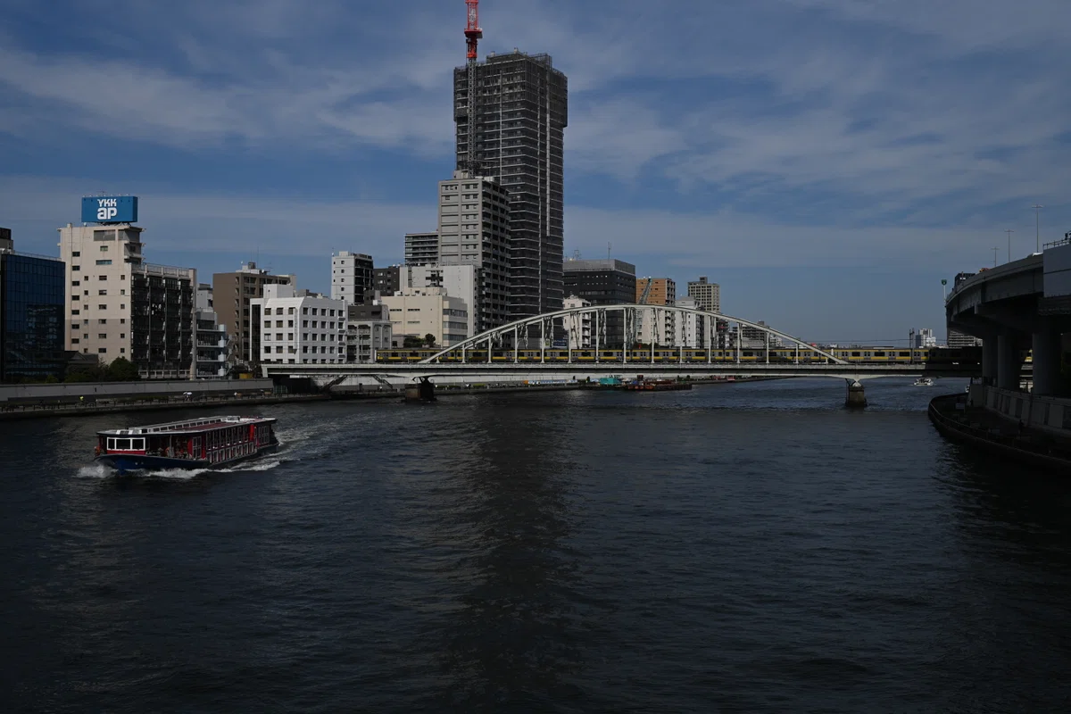 Terrace Line Reds The 'Ryoma' racing across the Great River and the Sobu Line. Walking ...