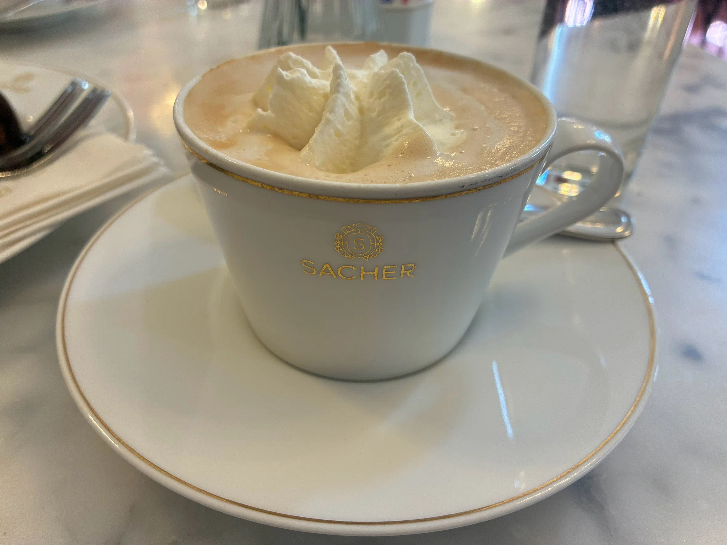 A Walk Through Vienna: Cafe Sacher｜SHIBUYAN/鉄道写真とグルメ