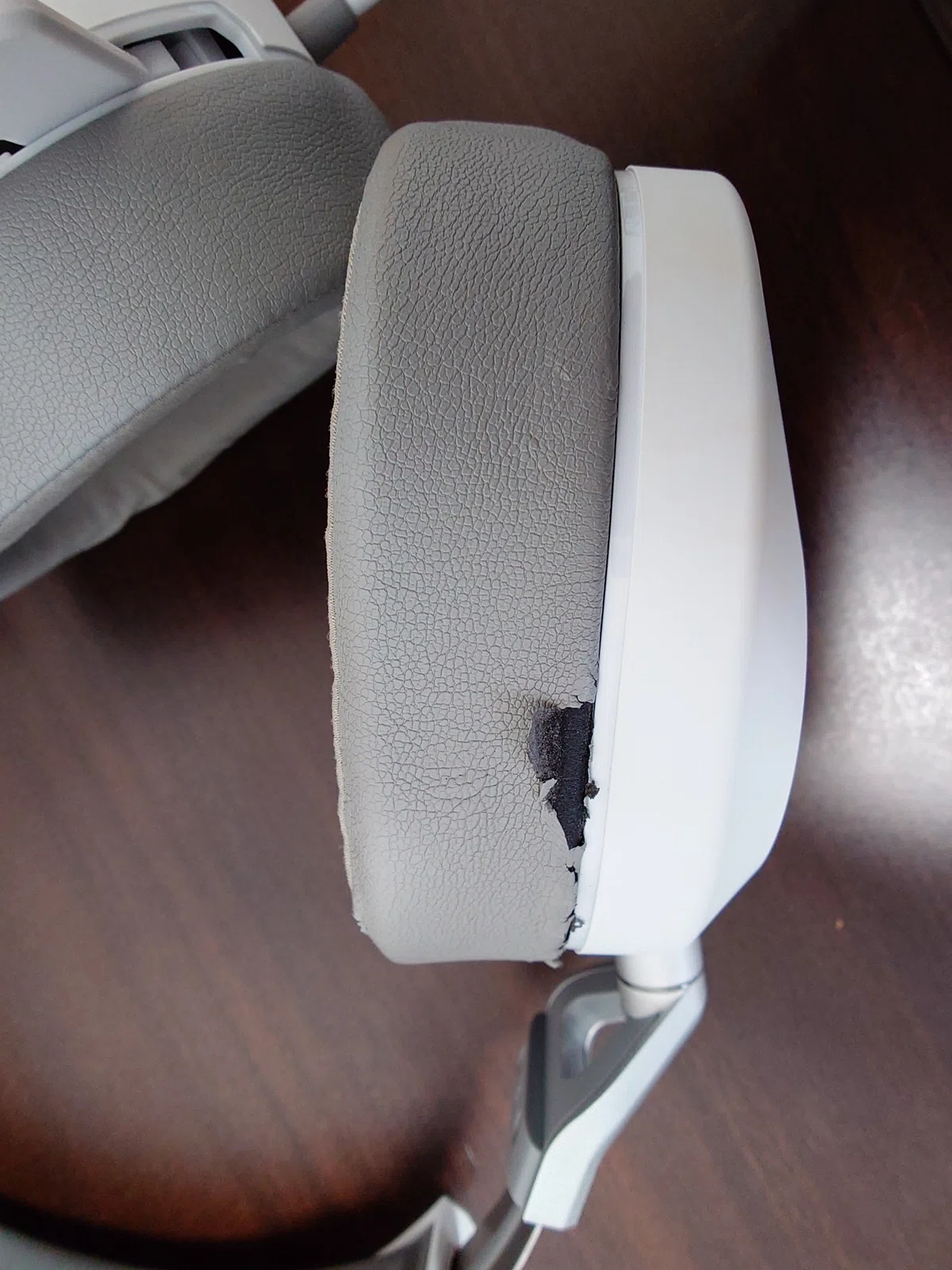I tried replacing the ear pads on my Corsair HS65｜コン