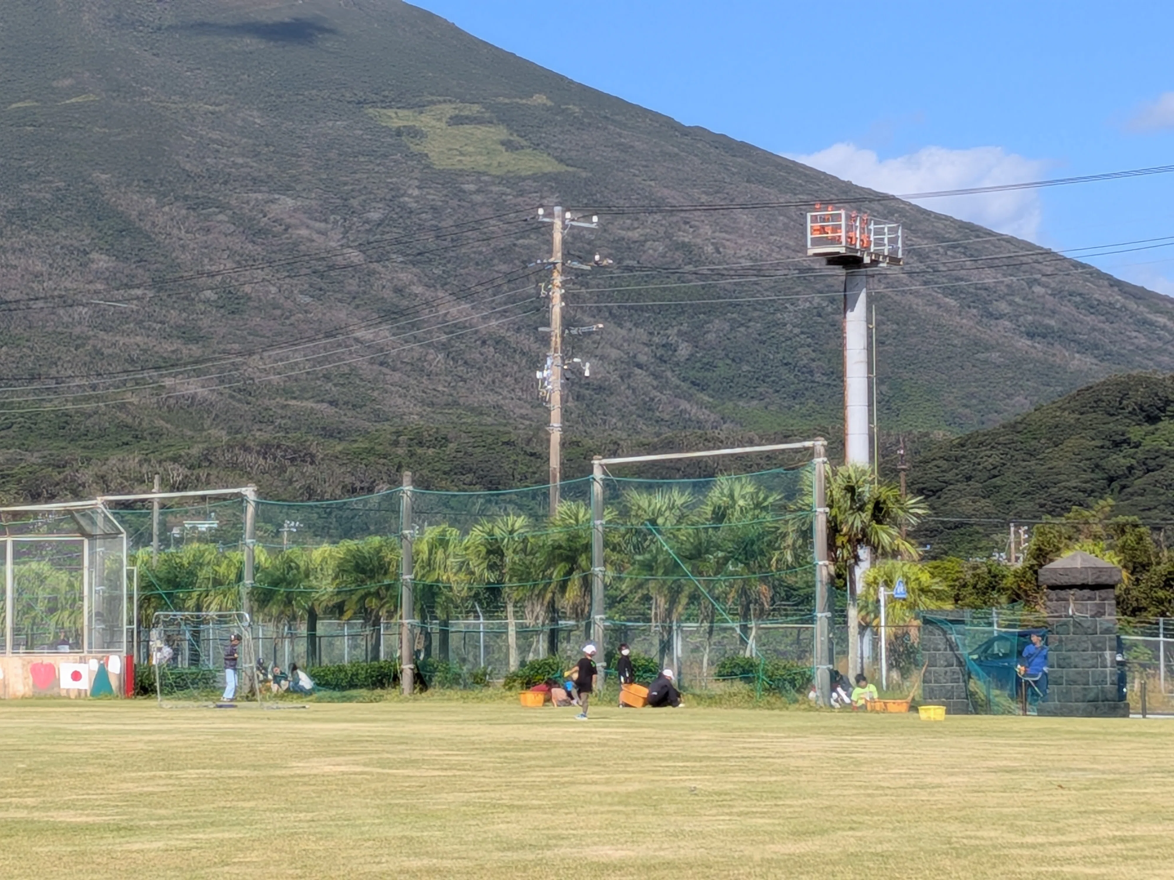 10/18(日) 校庭整備｜八丈町立三根小学校