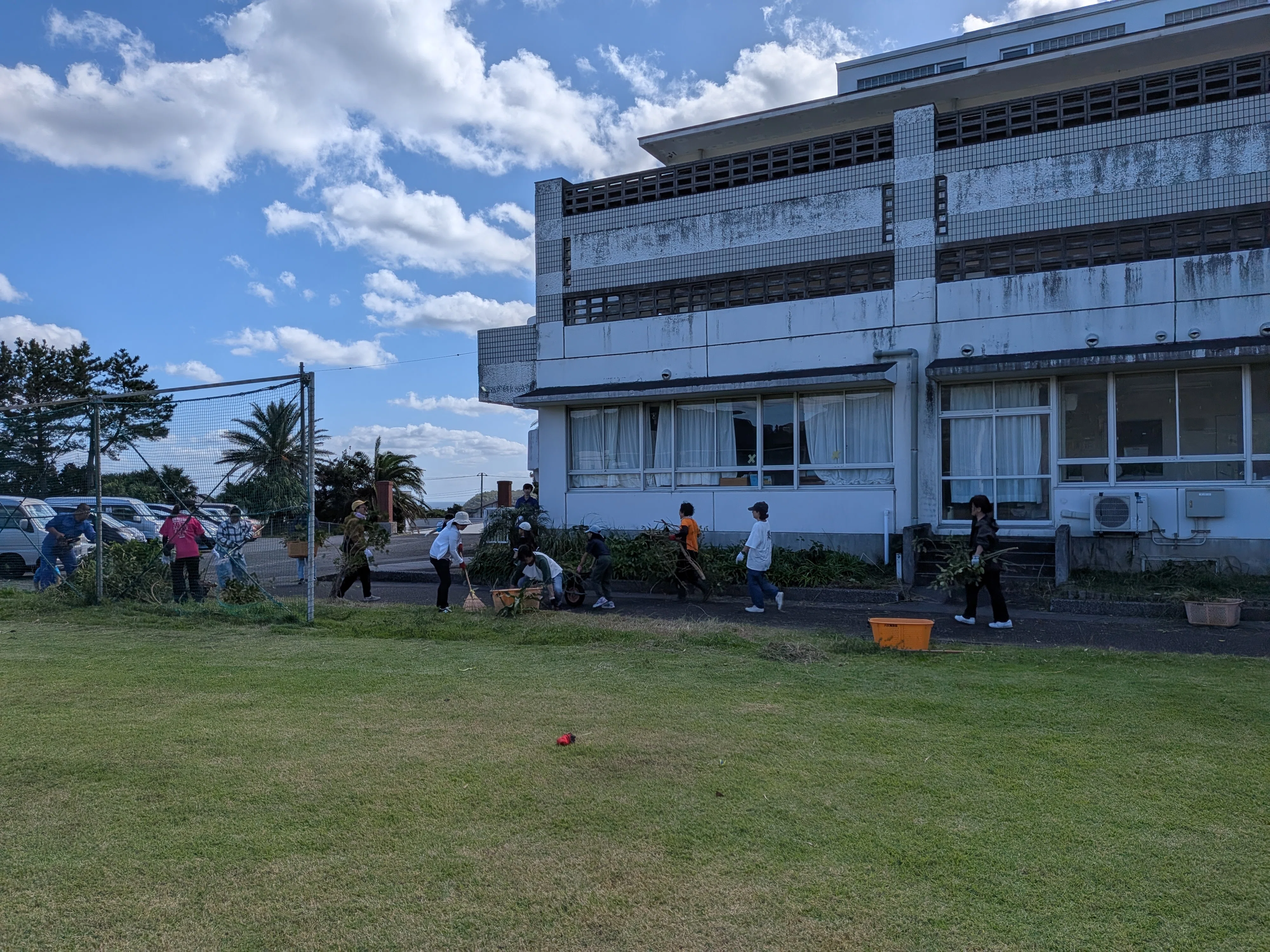 10/18(日) 校庭整備｜八丈町立三根小学校