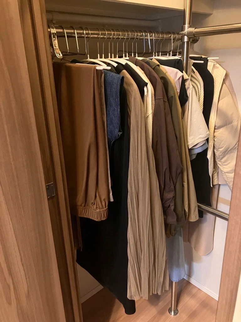 How reducing my wardrobe to 35 items boosted my Mercari listing speed ...