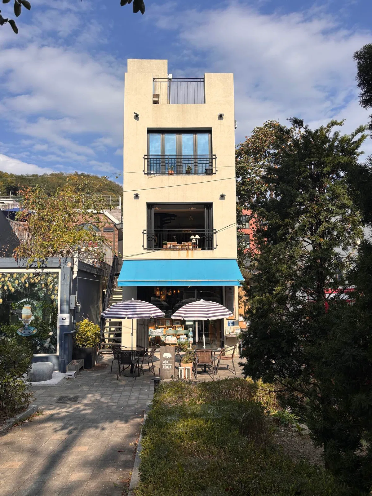 [South Korea/Bookstore Lisbon] Is this really Seoul?! A bookstore where ...
