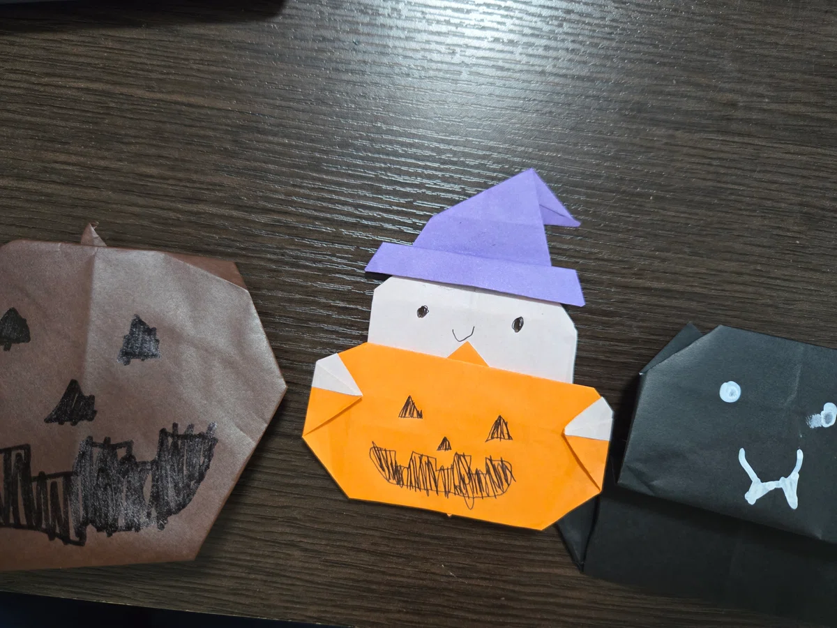 Halloween decorations made with my daughter's origami!｜ぱぱおさん｜障害を持った娘と一緒 ...