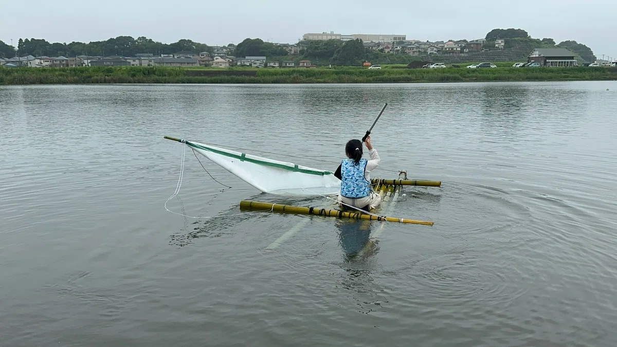 When an adult got on, it sank. Crossing Lake Inba on a bamboo raft｜ジョニー ...