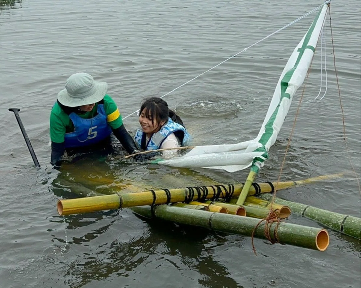 When an adult got on, it sank. Crossing Lake Inba on a bamboo raft｜ジョニー ...