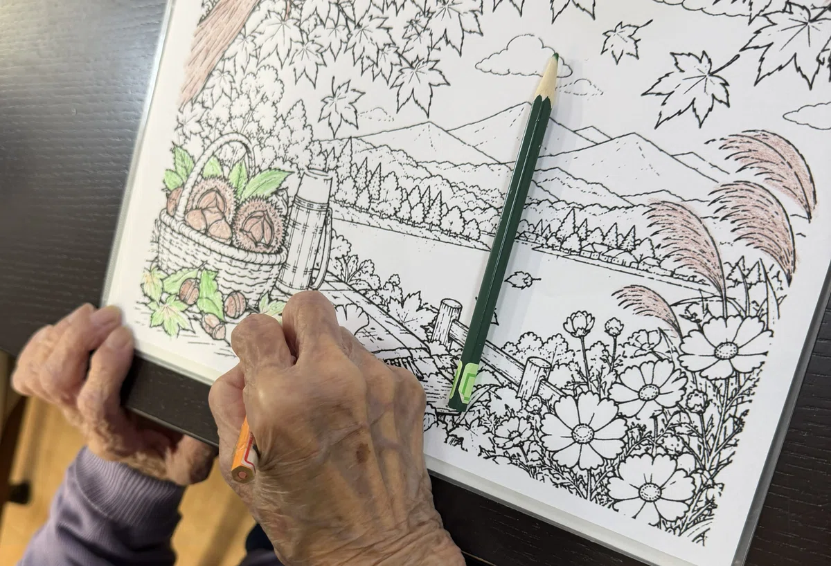 [Free Coloring Page Distribution] Enjoying Autumn: Scenery with Autumn ...