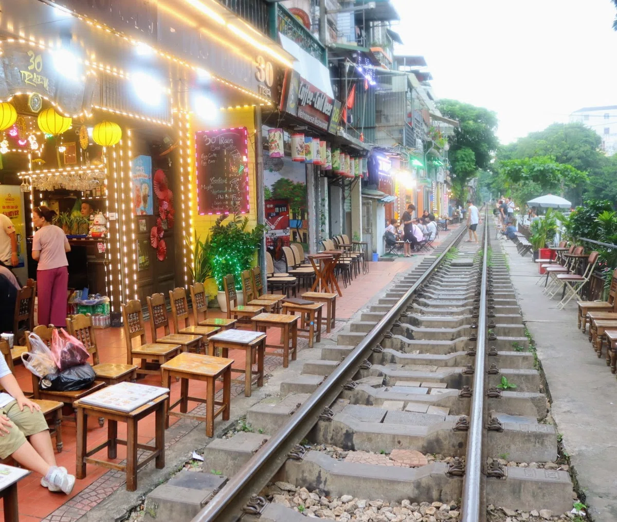 [Vietnam] A wonderful train passing through the tracks you want to see ...
