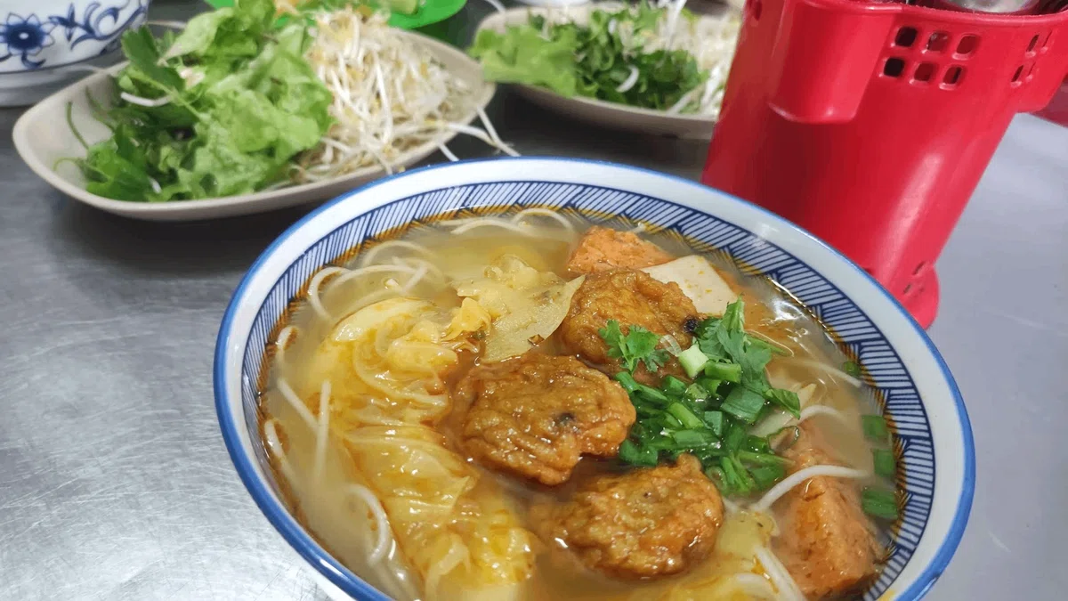 [Da Nang] Bun Cha Ca 109 (Fish Cake Noodle Soup) | A quick, solo ...