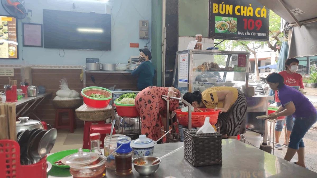 [Da Nang] Bun Cha Ca 109 (Fish Cake Noodle Soup) | A quick, solo ...