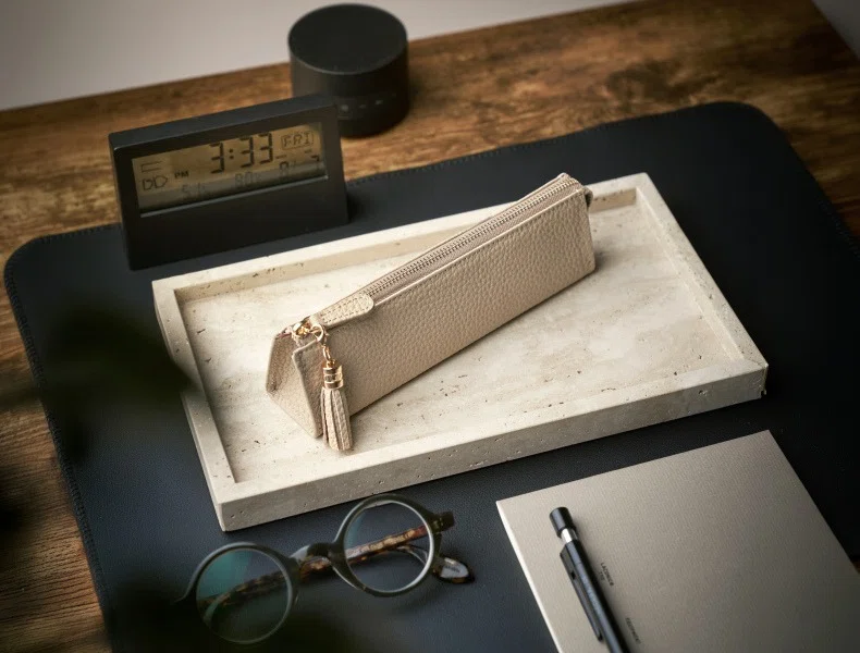 Triangular Pen Box A triangular case that stands on your desk, weighing about 55g. Holds ...