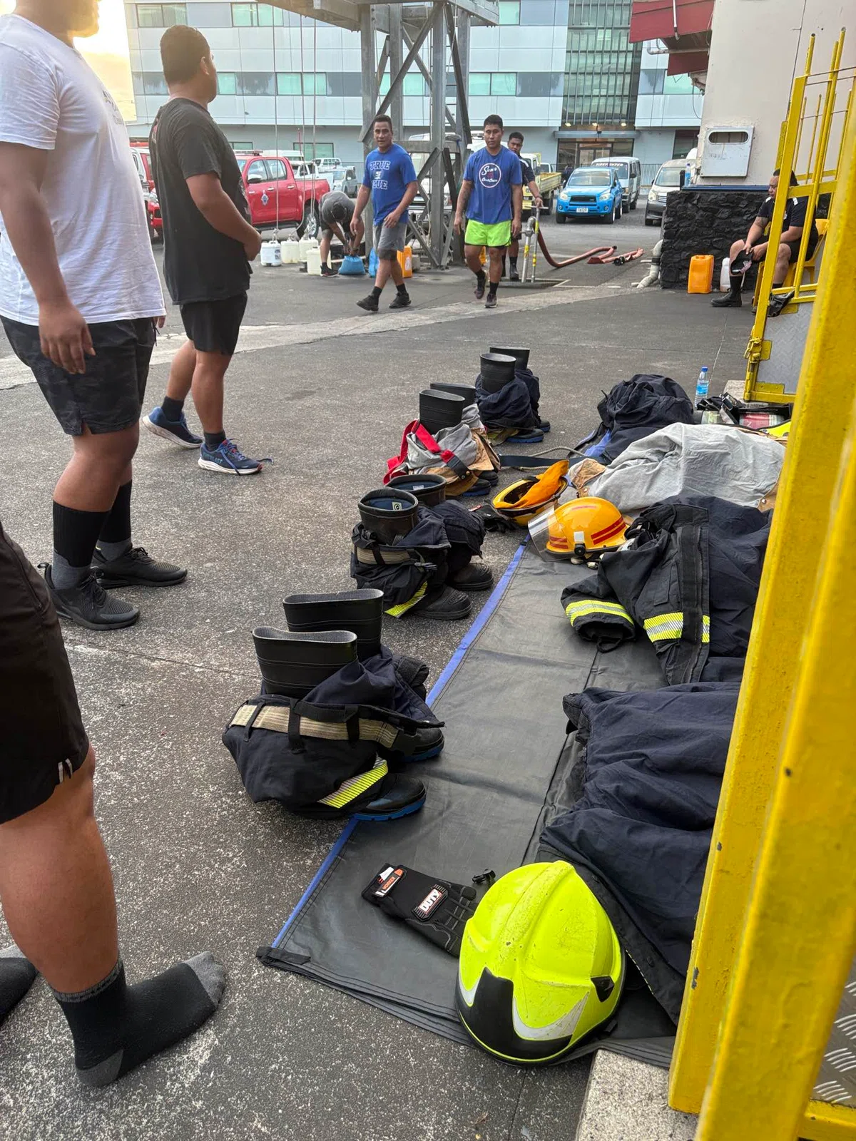 Training to extinguish fires with real fire extinguishers.｜サモアの消防署日記