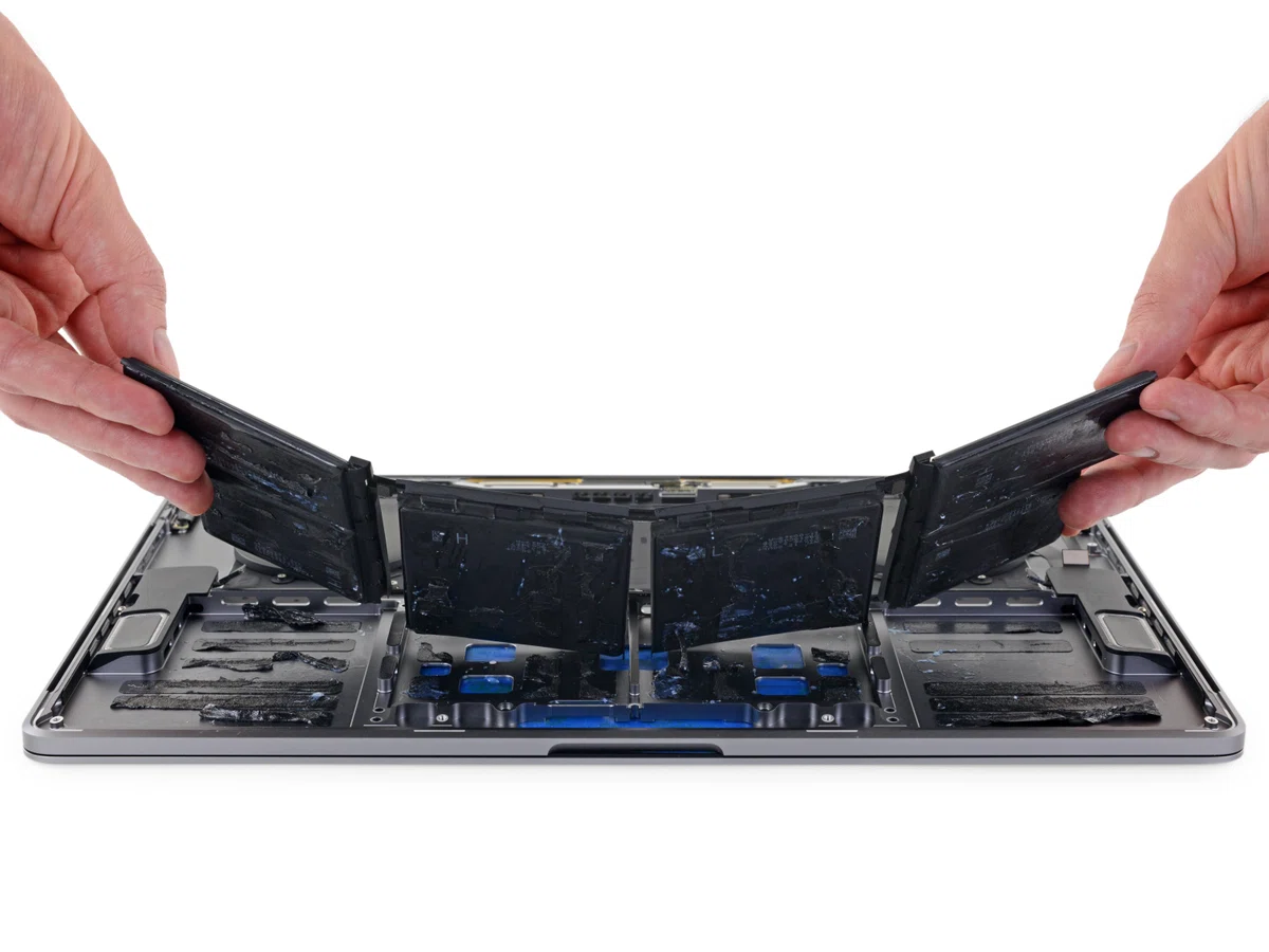 MacBook Pro 2018】バッテリ膨張から自力交換！費用・手順・注意点