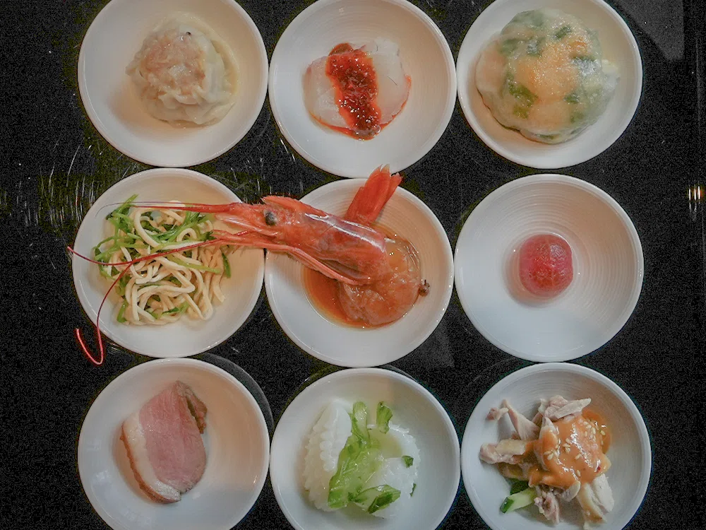 京都アソベ　溜め塗り 布目 半月膳 五客 懐石膳 豆皿で少しずつ楽しむ「ぜぜかんぼっちり」のふかひれ美人膳｜GO-KYOTO