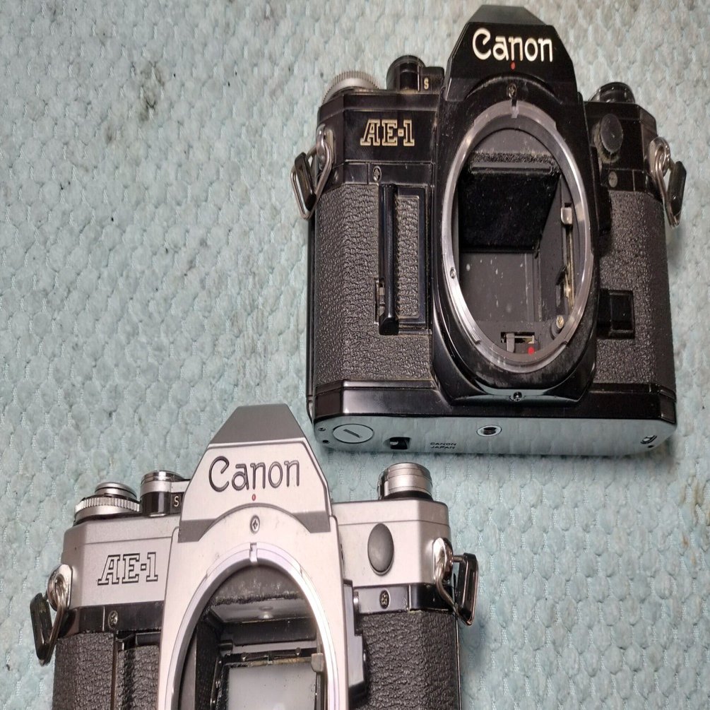 一眼レフカメラのシルバー→ブラック交換｜フィルムカメラ修理のアクア