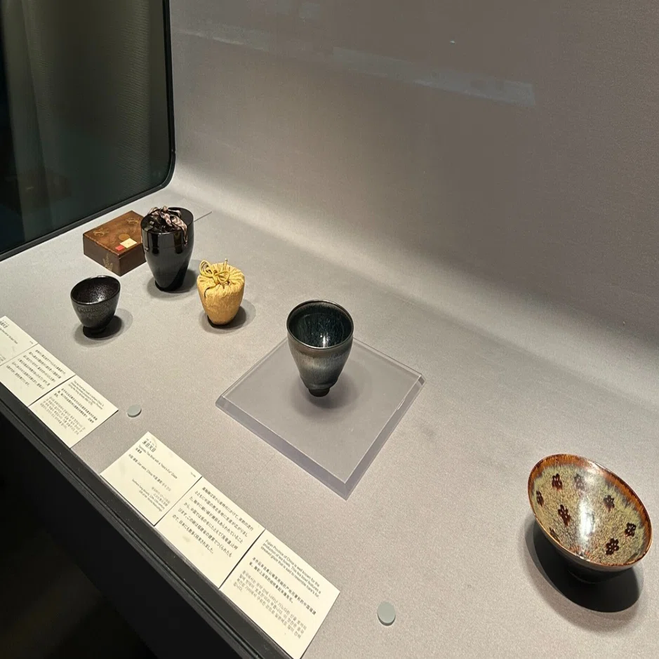 磁器写真 抽象 九谷宗秀 陶器製 花瓶 抽象模様 青白金 付属品付き 九谷宗秀