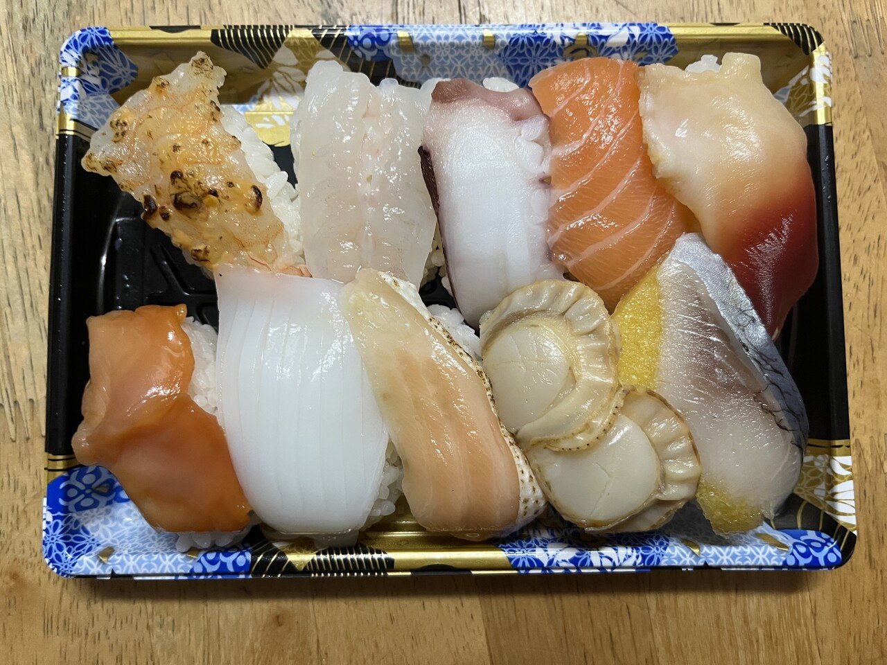 香港でこの寿司セット30ドルで買える。(高級ではない) 日本はいくらでしょうか？ あー 前回日本に行った時食べなかった。 今度誰かと食べたいなー  サーモンが一番好き。｜Orange So