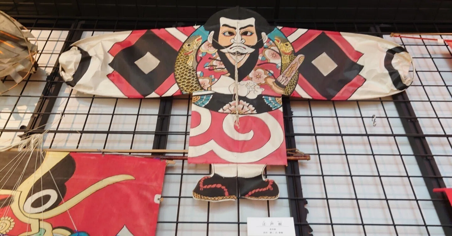 歳時記を旅する37〔凧〕前＊右の肩落してのぼる武将凧｜岡田耕