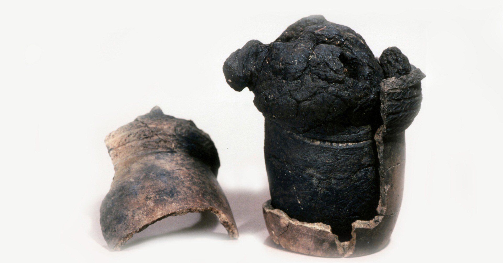 縄文期 津軽錦瑪瑙線刻垂飾珠　線刻 石肌に遺朱　出土品 縄文期 津軽錦瑪瑙線刻垂飾珠 線刻 石肌に遺朱 出土品