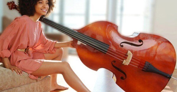 ベースギターを弾いて歌う女性歌手”エスペランサ