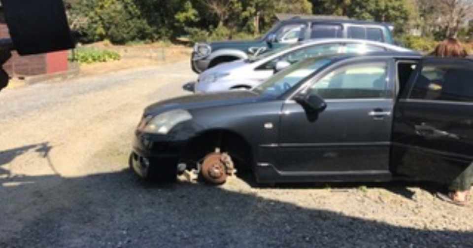 伊東市からタイヤの付いてない不動車をレッカー車で廃車の引き取りしました Evie Note