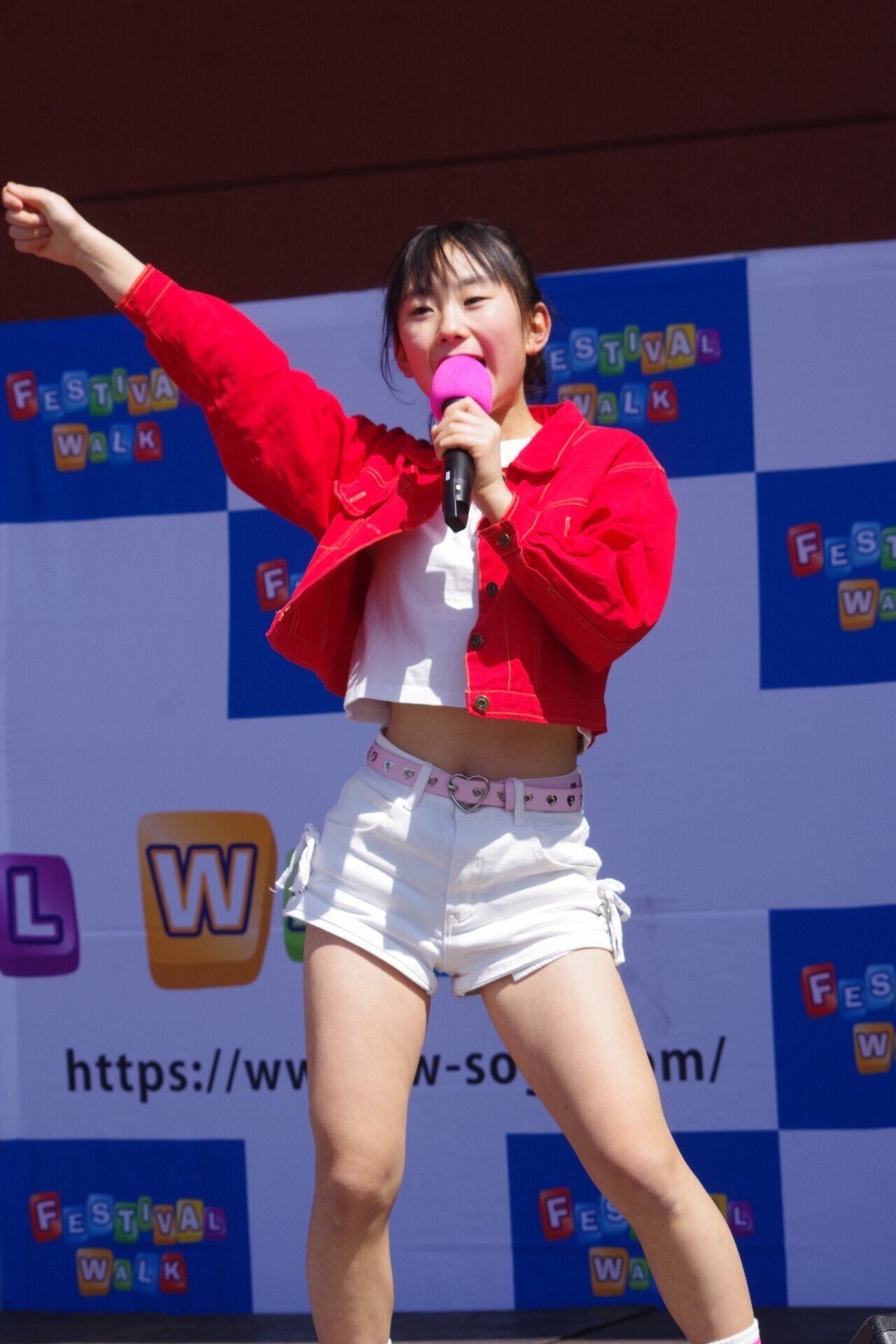 【悲報】アイドルグループの13歳メンバーが天に召される…