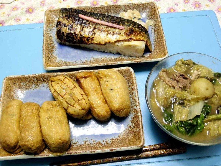 今夜は東京駅の6色いなりと焼き鯖寿司、白菜とかの汁です。