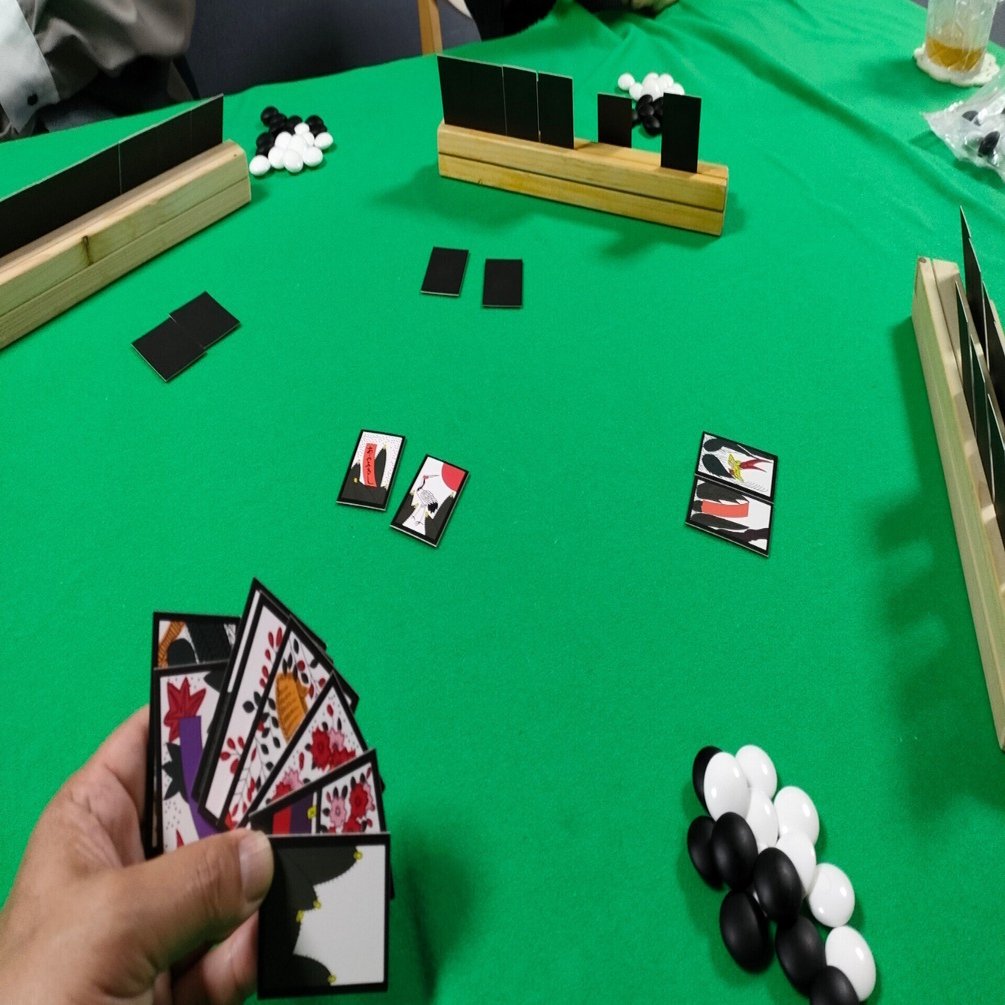 テーブルゲームの花札とポーカー。